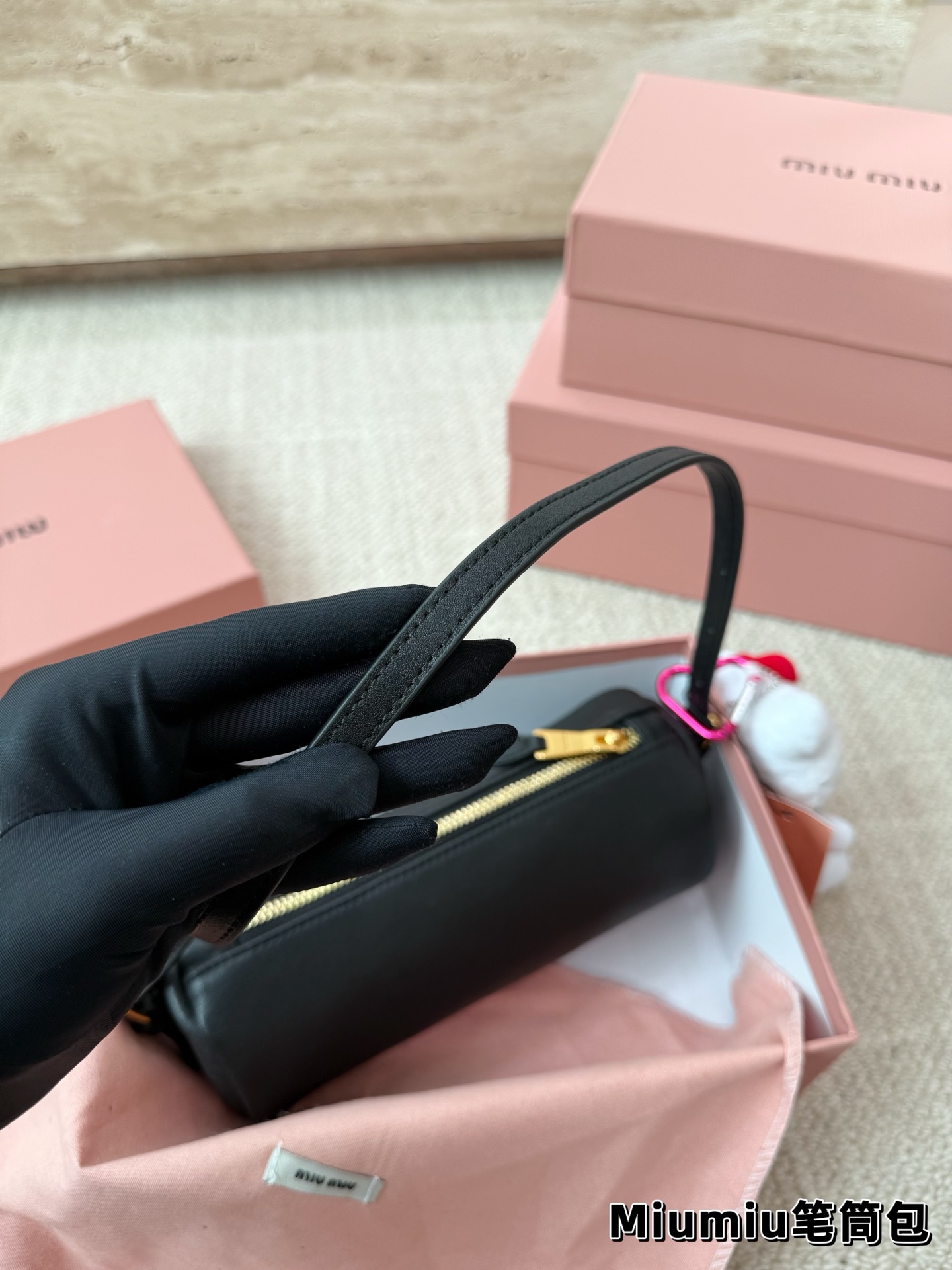 P150 别怪我没提醒❗️MiuMiu最性价比小包包 夏天当然是要背迷你小包包啦! 哪个女孩能抵挡住迷你小笔筒包的诱惑~ 日常好装东西出门的腋下小包👛 小羊皮和翻毛皮都有噢~关键是性价比超高~