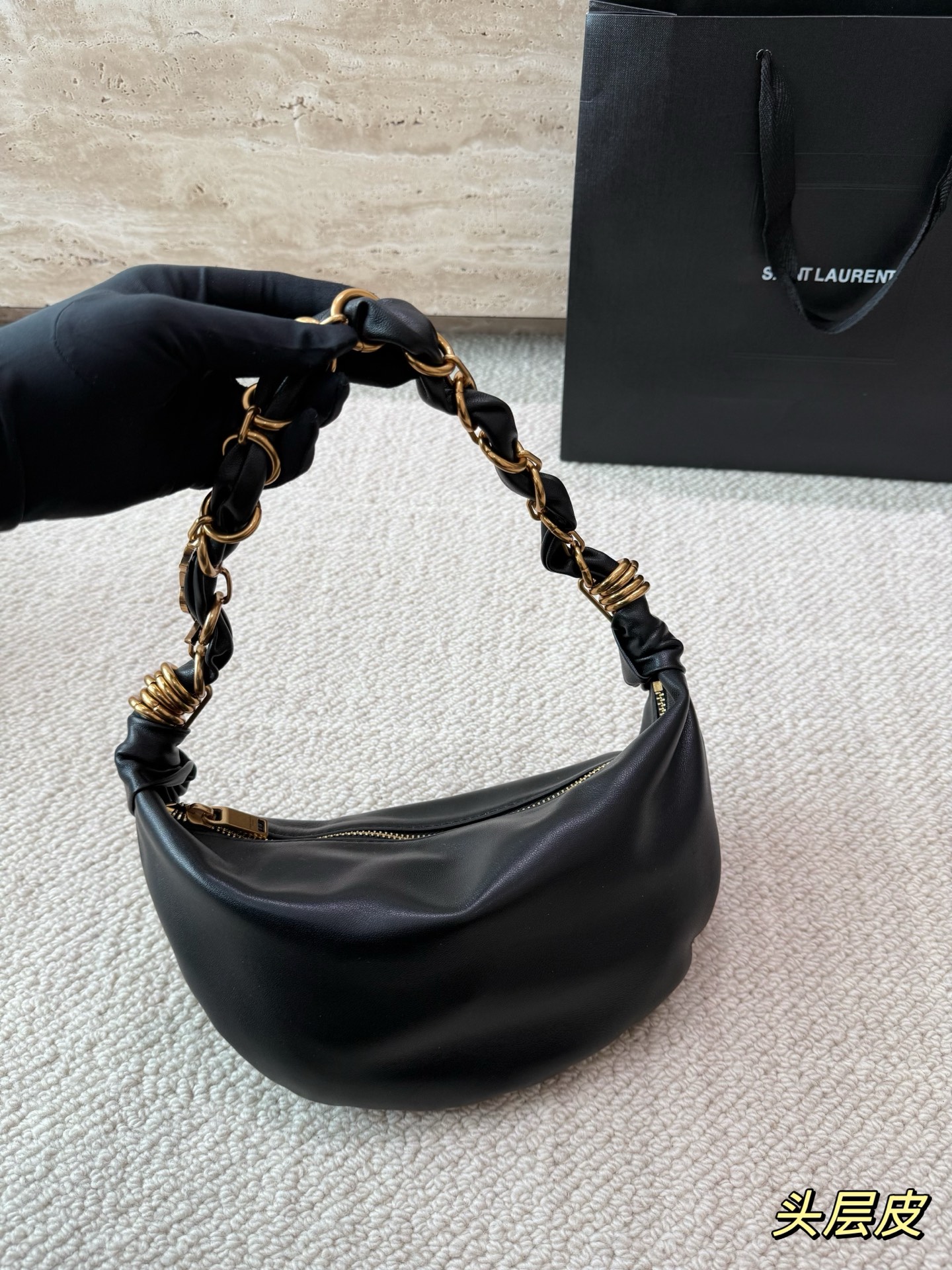 P375 | Ysl Crescent Bag, The Natal Bag Of The Year The Black And Gold Color Is So Beautiful That It’s Speechless | The Soft Sheepskin Feels Extremely Comfortable, And The Half-moon Shape Bag Fits Close To The Back And Can Be Packed In. It’s No Problem To Stuff Your Mobile Phone, Lipstick, And Powder For Daily Outings What Strikes Me The Most Is The Metal Handle. The Black And Gold Color Scheme Is Full Of High-end, And The Knotted Design Is A Little Playful. It Has A Great Atmosphere No Matter What It Is Worn With 25cm