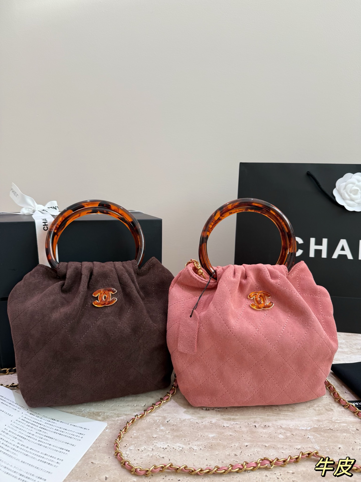 ​Re-engraved Version P308 | Chanel Tortoiseshell Handle Plush Lucky Bag Bag​​ | Chanel 26c Early Spring Series Tortoiseshell Handle Lucky Bag Bag, The Suede Material Is Soft And Delicate, Full Of Autumn And Winter Atmosphere. The Tortoiseshell Handle Has A Strong Luster And Is Curved To Fit The Palm Of Your Hand, Making It Super Comfortable To Carry. The Bag Body Is 16cm, Has A Suction-buckle Opening, And Can Be Used To Carry Lipstick On A Mobile Phone. It Is Very Practical For Daily Outings The Golden Chain Can Be Worn Under The Arm Or Across The Body. It Goes Well With Coats And Dresses. It Is Retro, Elegant And Fashionable. It Is A Popular Item In Autumn And Winter