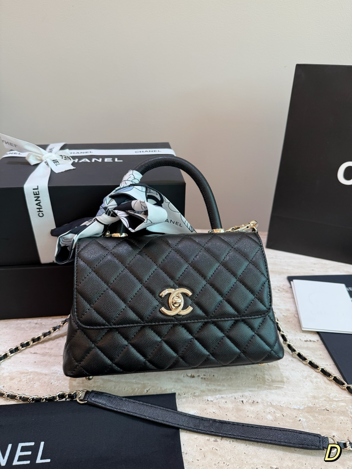 鱼子纹小牛皮 💰395
背一辈子的必备！香奈儿 Coco Handle
，一你们期待已久的香奈儿 Coco Handle小号到货啦！这款包包一经推出就备受时尚圈青睞，不愧是香奈儿的爆款单品。精致的流线型设计，搭配独特的10g0扣环，让这个包包无论从哪个角度看都充满了时尚气息。想象一下，你背着这款包包走在街上，一定能吸引无数路人的目光。
幽除了时尚外，这款Coco Handle小号还非常实用。它看似小巧，却有着很强的收纳能力。内部设计精细，多个小袋位，可以轻松存放手机、钱包、口红等常用物品。此外，它还带有长肩带，可以背在肩上，方便你在忙碌的生活中自如搭配。
》价格方面，相较于其他香奈儿包包，Coco Handle小号算是相对亲民的价格。不仅如此，它还有着非常高的保值率，相信这也是很多时尚爱好者的考虑因素之一。
总之，这款香奈儿Coco Handle小号是一个值得一生拥有的经典单品。如果你是一个热爱时尚的女孩，不妨考虑入手一款吧！
尺寸 24cm