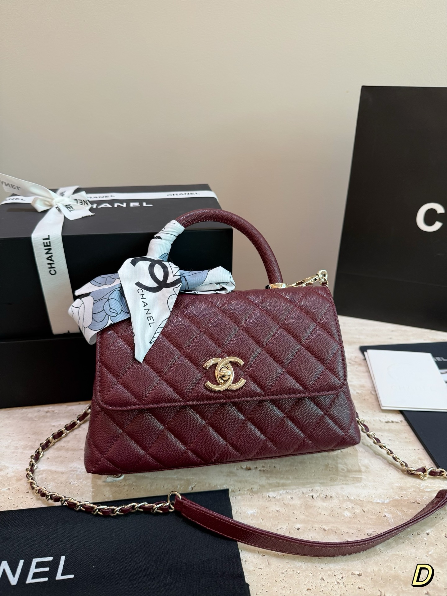 鱼子纹小牛皮 💰395
背一辈子的必备！香奈儿 Coco Handle
，一你们期待已久的香奈儿 Coco Handle小号到货啦！这款包包一经推出就备受时尚圈青睞，不愧是香奈儿的爆款单品。精致的流线型设计，搭配独特的10g0扣环，让这个包包无论从哪个角度看都充满了时尚气息。想象一下，你背着这款包包走在街上，一定能吸引无数路人的目光。
幽除了时尚外，这款Coco Handle小号还非常实用。它看似小巧，却有着很强的收纳能力。内部设计精细，多个小袋位，可以轻松存放手机、钱包、口红等常用物品。此外，它还带有长肩带，可以背在肩上，方便你在忙碌的生活中自如搭配。
》价格方面，相较于其他香奈儿包包，Coco Handle小号算是相对亲民的价格。不仅如此，它还有着非常高的保值率，相信这也是很多时尚爱好者的考虑因素之一。
总之，这款香奈儿Coco Handle小号是一个值得一生拥有的经典单品。如果你是一个热爱时尚的女孩，不妨考虑入手一款吧！
尺寸 24cm