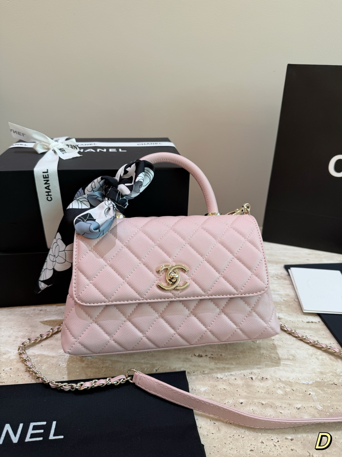 鱼子纹小牛皮 💰395
背一辈子的必备！香奈儿 Coco Handle
，一你们期待已久的香奈儿 Coco Handle小号到货啦！这款包包一经推出就备受时尚圈青睞，不愧是香奈儿的爆款单品。精致的流线型设计，搭配独特的10g0扣环，让这个包包无论从哪个角度看都充满了时尚气息。想象一下，你背着这款包包走在街上，一定能吸引无数路人的目光。
幽除了时尚外，这款Coco Handle小号还非常实用。它看似小巧，却有着很强的收纳能力。内部设计精细，多个小袋位，可以轻松存放手机、钱包、口红等常用物品。此外，它还带有长肩带，可以背在肩上，方便你在忙碌的生活中自如搭配。
》价格方面，相较于其他香奈儿包包，Coco Handle小号算是相对亲民的价格。不仅如此，它还有着非常高的保值率，相信这也是很多时尚爱好者的考虑因素之一。
总之，这款香奈儿Coco Handle小号是一个值得一生拥有的经典单品。如果你是一个热爱时尚的女孩，不妨考虑入手一款吧！
尺寸 24cm