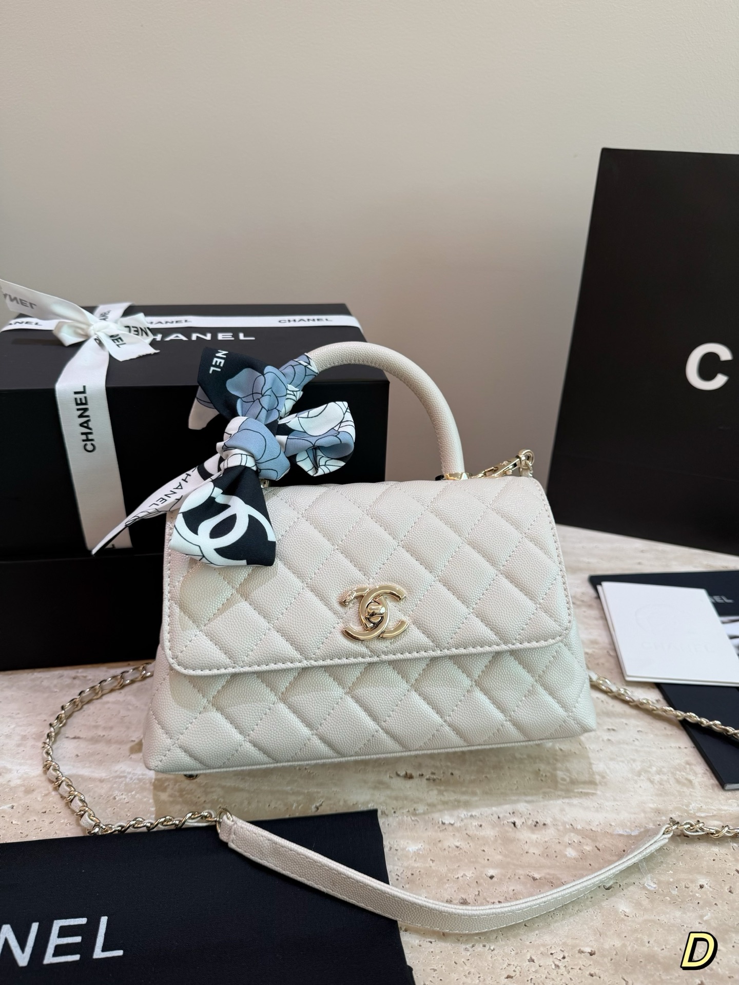 鱼子纹小牛皮 💰395
背一辈子的必备！香奈儿 Coco Handle
，一你们期待已久的香奈儿 Coco Handle小号到货啦！这款包包一经推出就备受时尚圈青睞，不愧是香奈儿的爆款单品。精致的流线型设计，搭配独特的10g0扣环，让这个包包无论从哪个角度看都充满了时尚气息。想象一下，你背着这款包包走在街上，一定能吸引无数路人的目光。
幽除了时尚外，这款Coco Handle小号还非常实用。它看似小巧，却有着很强的收纳能力。内部设计精细，多个小袋位，可以轻松存放手机、钱包、口红等常用物品。此外，它还带有长肩带，可以背在肩上，方便你在忙碌的生活中自如搭配。
》价格方面，相较于其他香奈儿包包，Coco Handle小号算是相对亲民的价格。不仅如此，它还有着非常高的保值率，相信这也是很多时尚爱好者的考虑因素之一。
总之，这款香奈儿Coco Handle小号是一个值得一生拥有的经典单品。如果你是一个热爱时尚的女孩，不妨考虑入手一款吧！
尺寸 24cm