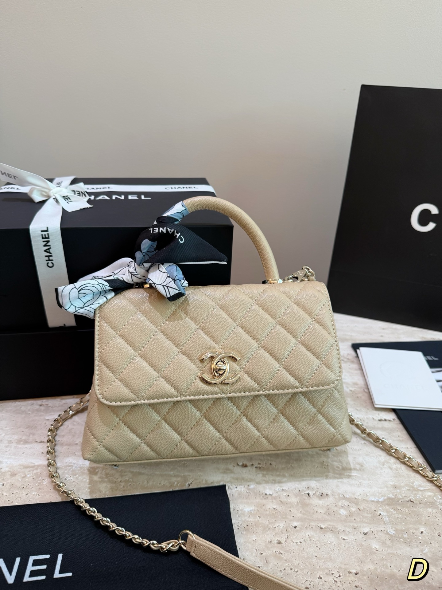 鱼子纹小牛皮 💰395
背一辈子的必备！香奈儿 Coco Handle
，一你们期待已久的香奈儿 Coco Handle小号到货啦！这款包包一经推出就备受时尚圈青睞，不愧是香奈儿的爆款单品。精致的流线型设计，搭配独特的10g0扣环，让这个包包无论从哪个角度看都充满了时尚气息。想象一下，你背着这款包包走在街上，一定能吸引无数路人的目光。
幽除了时尚外，这款Coco Handle小号还非常实用。它看似小巧，却有着很强的收纳能力。内部设计精细，多个小袋位，可以轻松存放手机、钱包、口红等常用物品。此外，它还带有长肩带，可以背在肩上，方便你在忙碌的生活中自如搭配。
》价格方面，相较于其他香奈儿包包，Coco Handle小号算是相对亲民的价格。不仅如此，它还有着非常高的保值率，相信这也是很多时尚爱好者的考虑因素之一。
总之，这款香奈儿Coco Handle小号是一个值得一生拥有的经典单品。如果你是一个热爱时尚的女孩，不妨考虑入手一款吧！
尺寸 24cm