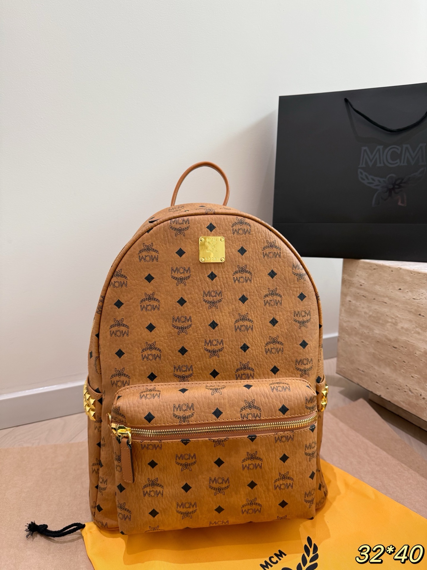 versión chip P195 mochila original MCM esta mochila es simplemente encantadora se ve muy bien en fotos es versátil y el…