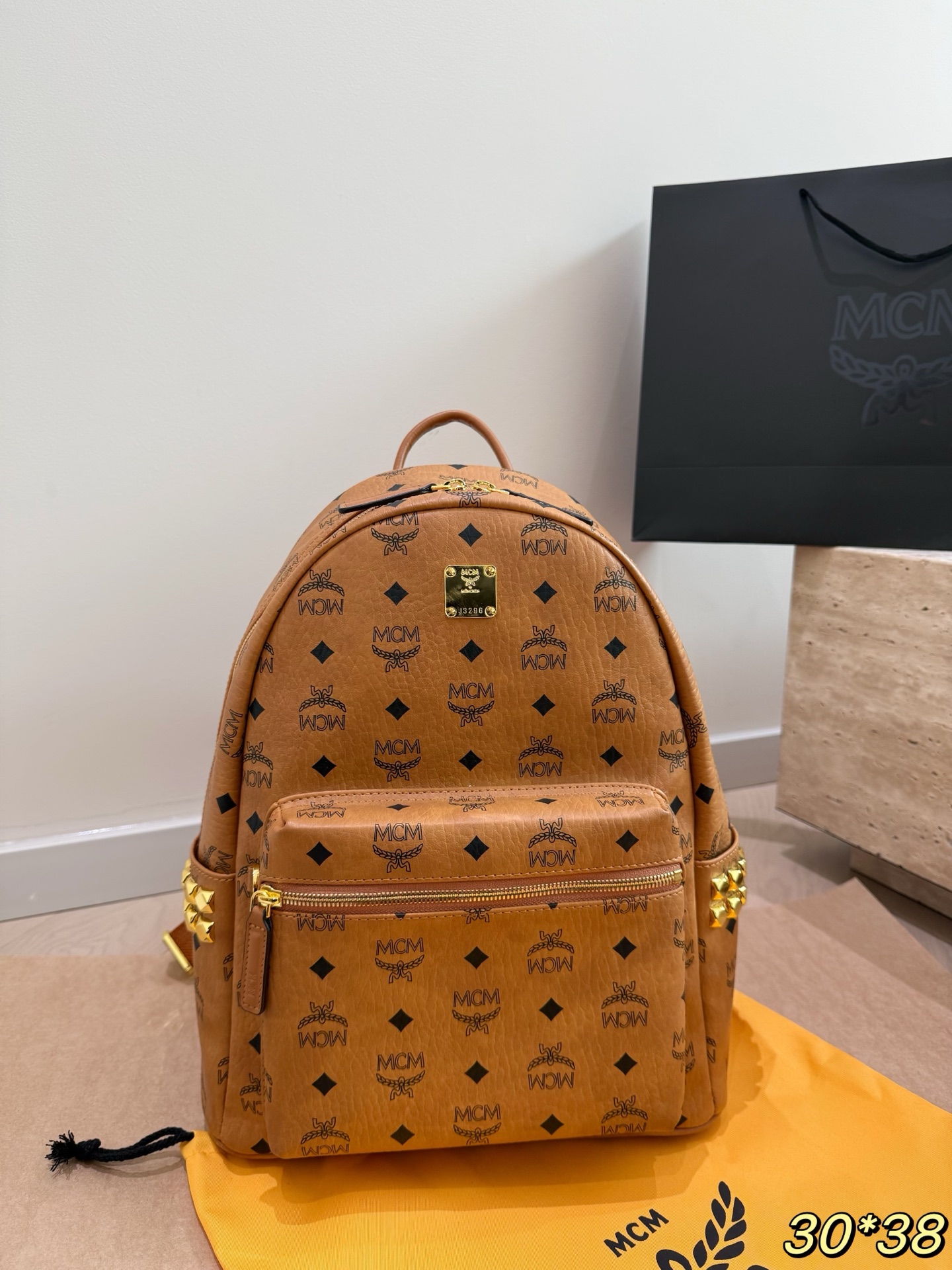 versión chip P190 mochila original MCM esta mochila es simplemente encantadora se ve muy bien en fotos es versátil y el…