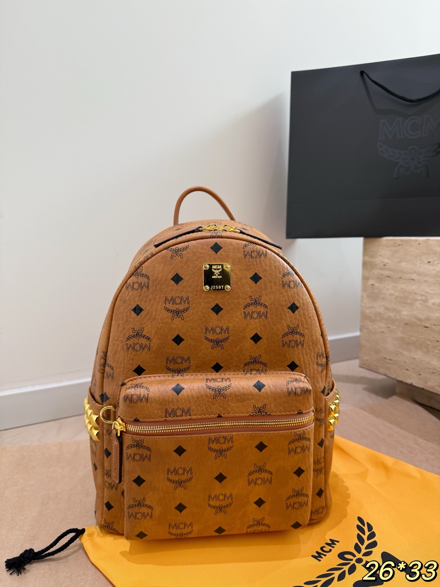 versión chip P175 mochila original MCM esta mochila es simplemente encantadora se ve muy bien en fotos es versátil y el…