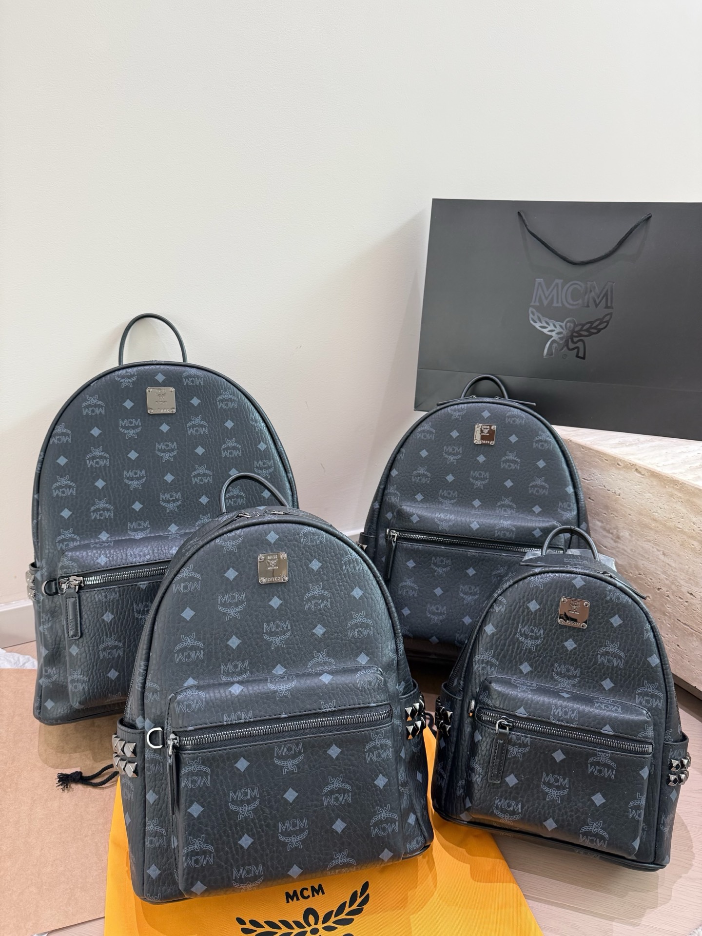 Versión chip P195 P190 P175 P170. Mochila original de MCM. Esta mochila es un amor, se ve genial en las fotos, combina …