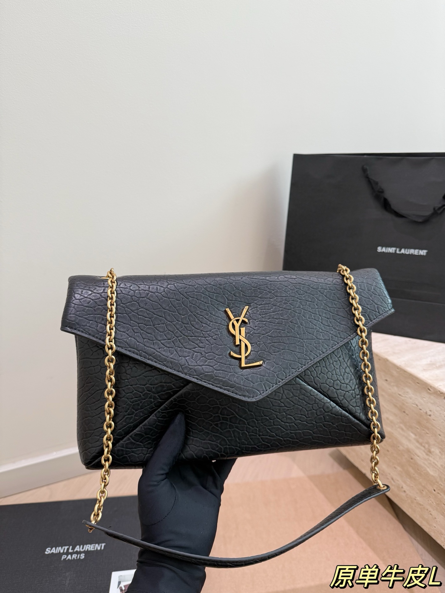 Top-grain Leather P338 | Ysl Yves Saint Laurent Calypso Envelope Bag | Made Of Suede, With A Gold Chain And Ysl Logo, It Is Simple And Recognizable. Envelope-style Flip Design, Magnetic Snap Closure, Reasonable Internal Space, Mobile Phones And Cosmetics Can Be Easily Stored. The Chain Is Detachable And Can Be Carried By Hand, On One Shoulder Or Across The Body. It Is Suitable For Commuting Or Formal Occasions. Urban Style + Practicality, A Must-have For Fashionistas | Size 30.17 Comes With Gift Box
