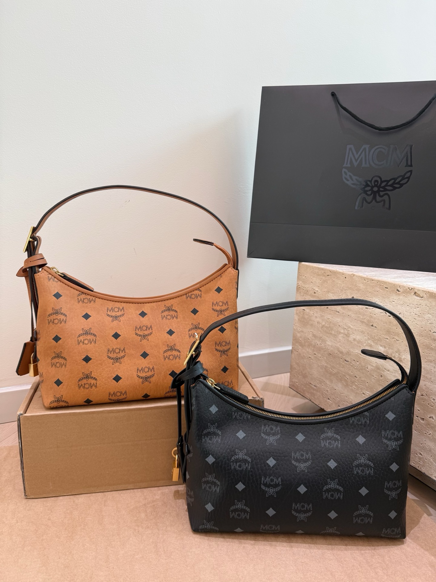 Caja de avión P155. El nuevo Hobo de MCM es precioso, estilo francés sin esfuerzo. Colección primavera-verano Aren Vise…