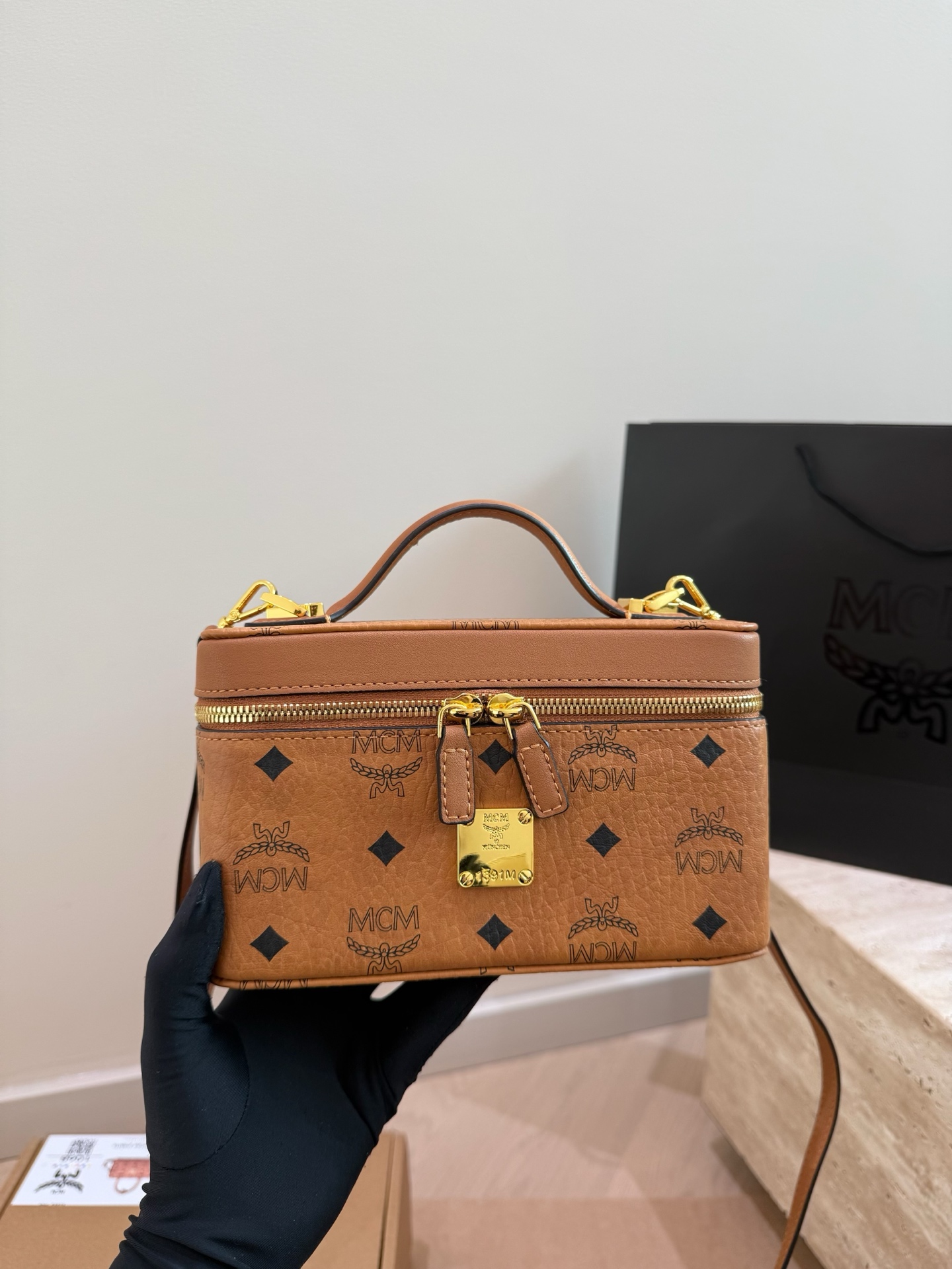 Caja de avión P150. Hay que pensar siempre en las cosas que te gustan, y así las tienes. El bolso bandolera de MCM, sie…
