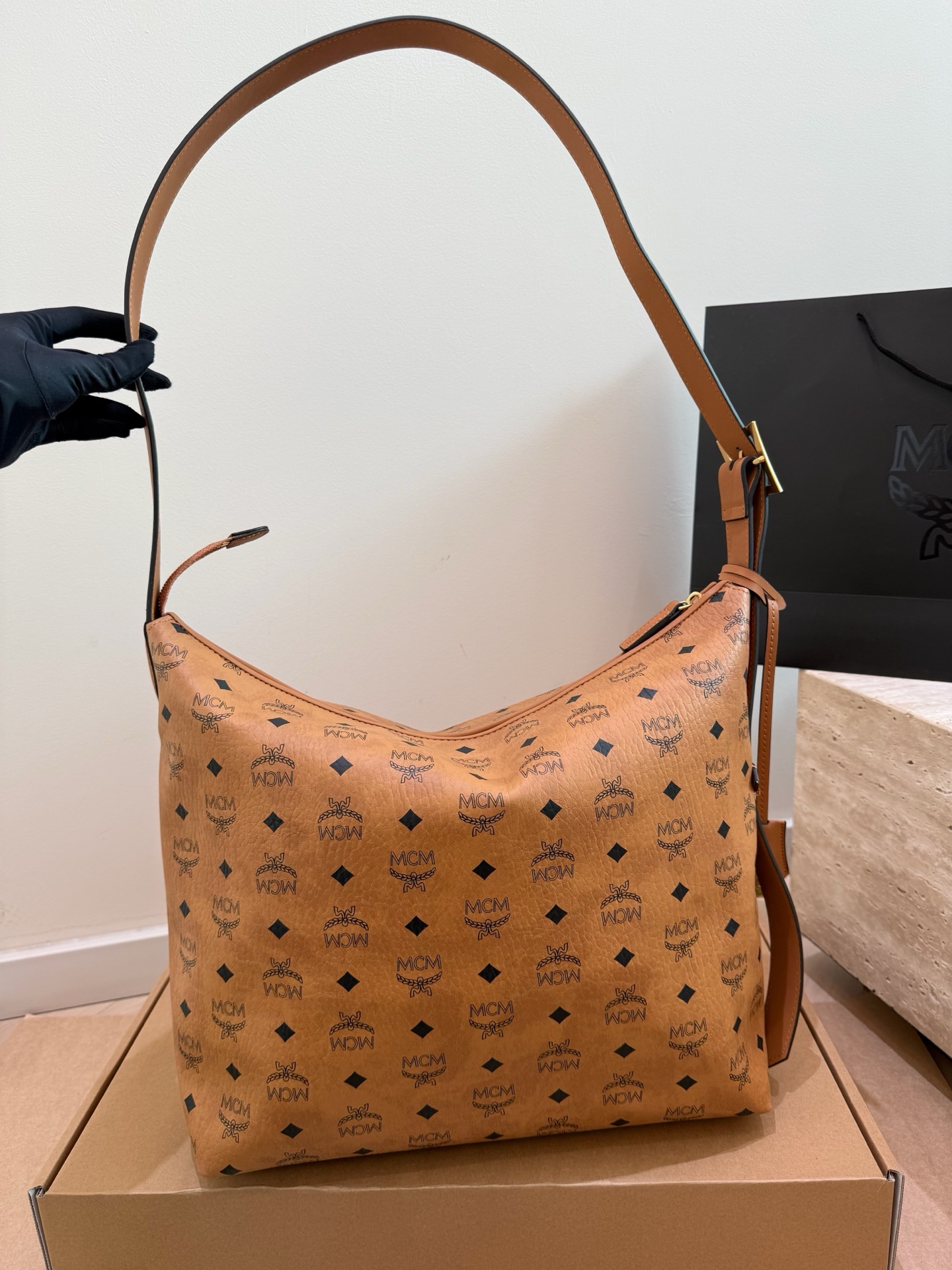 Caja de avión P175. Nuevo Hobo de MCM, versión grande para llevar bajo el brazo. Diseño simple y elegante, ligero. Adec…