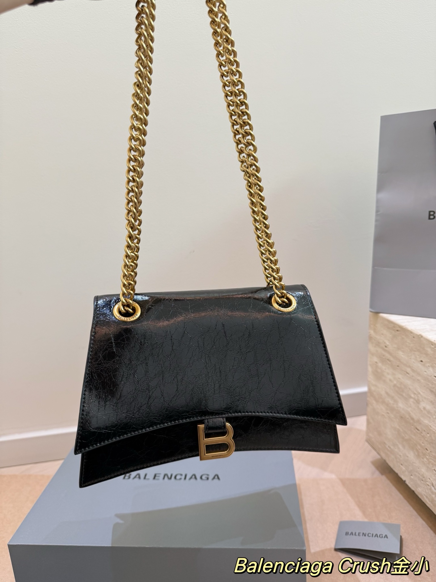 Cowhide Version P315 | Balenciaga’s New Hourglass Bag Crocodile Pattern Crush Bag Is So Cool | Balenciaga Balenciaga's New Hourglass Bag Crush Bag | Crush Double Chain Quilted Bag Made Of Imported Oil-waxed Calfskin | The Texture Is Clear, The Leather Is Very Soft And Delicate, And It Looks Strong And Durable | The Hourglass Shape Makes The Square Bag Shape Instantly Elegant | High-quality B-ring Hardware, Multi-layer Electroplating Process, Scratch-resistant And Wear-resistant | Easy To Fade And Oxidize | Flip-top Magnetic Buckle Closure, Quick And Convenient To Open The Bag | Large Capacity, Multi-layered Compartments Inside To Meet Daily Needs For Going Out | Can Be Worn On One Shoulder, Under The Armpit Or Across The Body. Great For Shopping, Dating, Practical And Versatile | A Must-have For An Eye-catching Look. Size Small 25 16cm