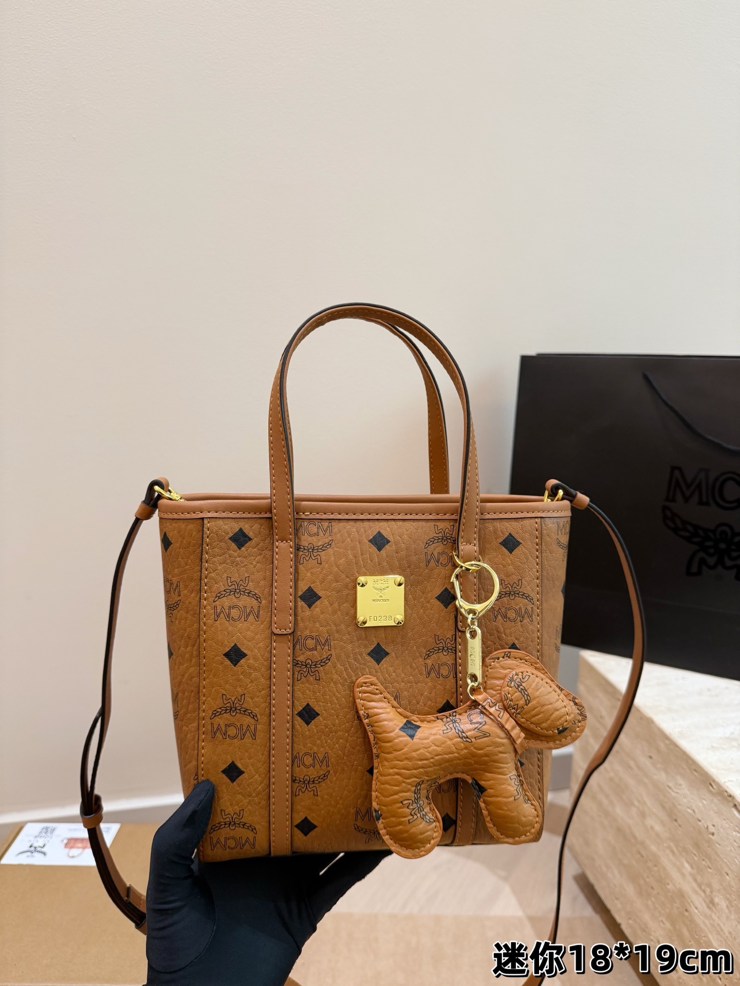 P150 mini, placa de cinco medallas con tornillos desmontables. El bolso cesta de MCM se puede llevar al hombro, cruzado…