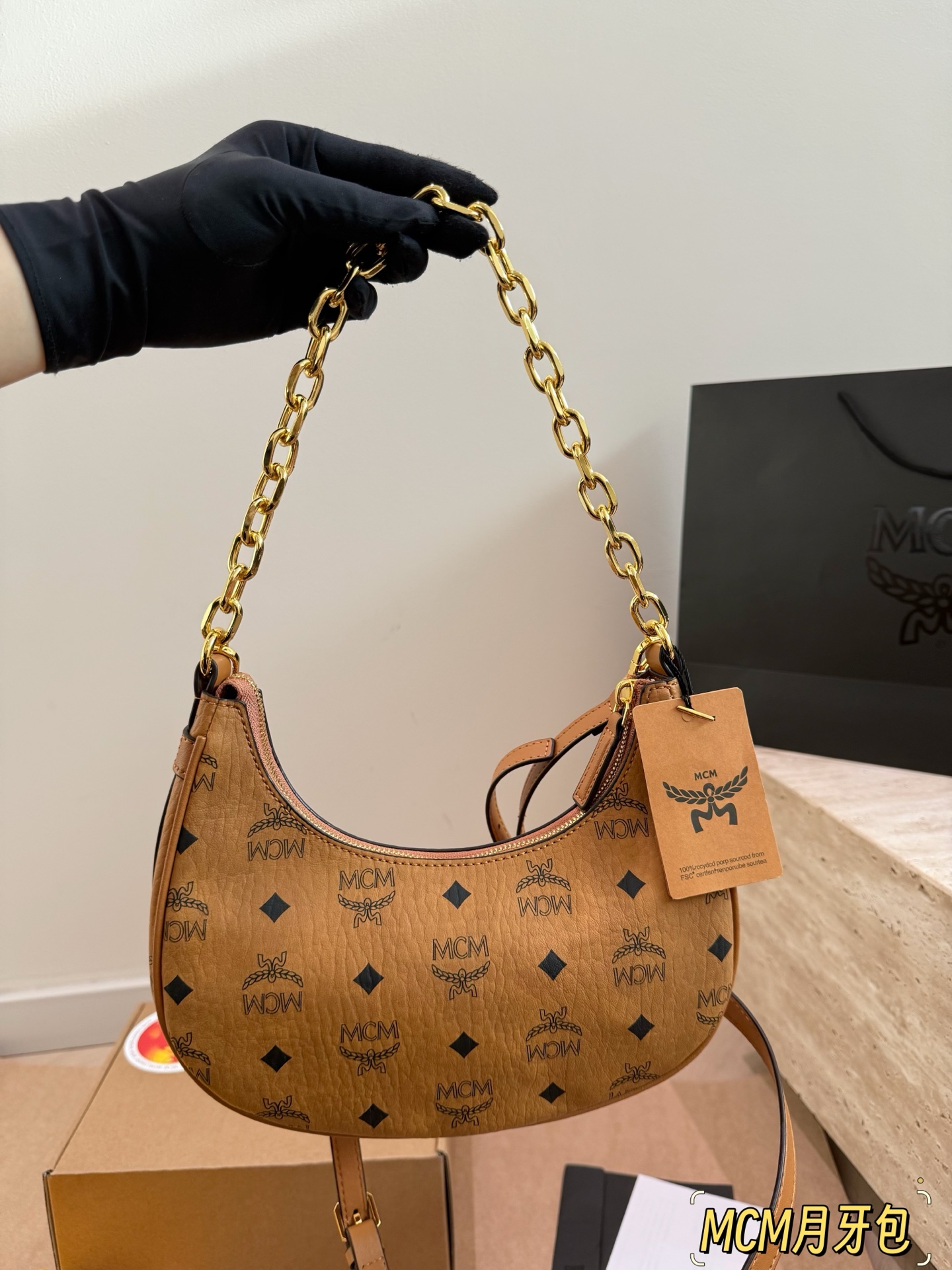 P135 caja de regalo 🎁 MCM original bolso medialuna Aren Visetos bolso Hobo de media luna, este bolso Hobo de clásico V…