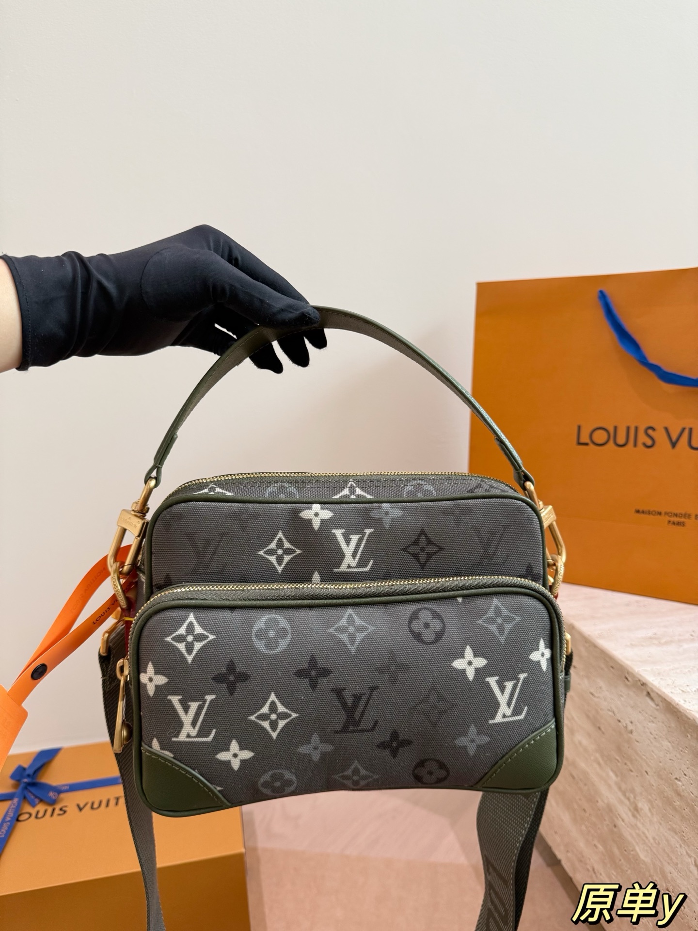 P330 | Lv Nil Army Green Messenger Bag | Lv Nil Army Green Messenger Bag, Made Of Monogram Canvas + Same Color Coating, Low-key Yet Recognizable. The Bag Body Is 25×15×7cm, The Shoulder Strap Is Adjustable, And It Can Be Worn Cross-body Or On One Shoulder The Interior Space Is Super Versatile, Making It Very Practical For Daily Commuting And Short-distance Travel. The Military Green Color Scheme + Camouflage Style Is Full Of Trend, And Can Be Easily Controlled By Both Men And Women. It Is A Popular Item In The Lv 2026 Early Spring Series. It Has Both Fashion And Functionality, And Is Perfect For Those Who Pursue Individuality