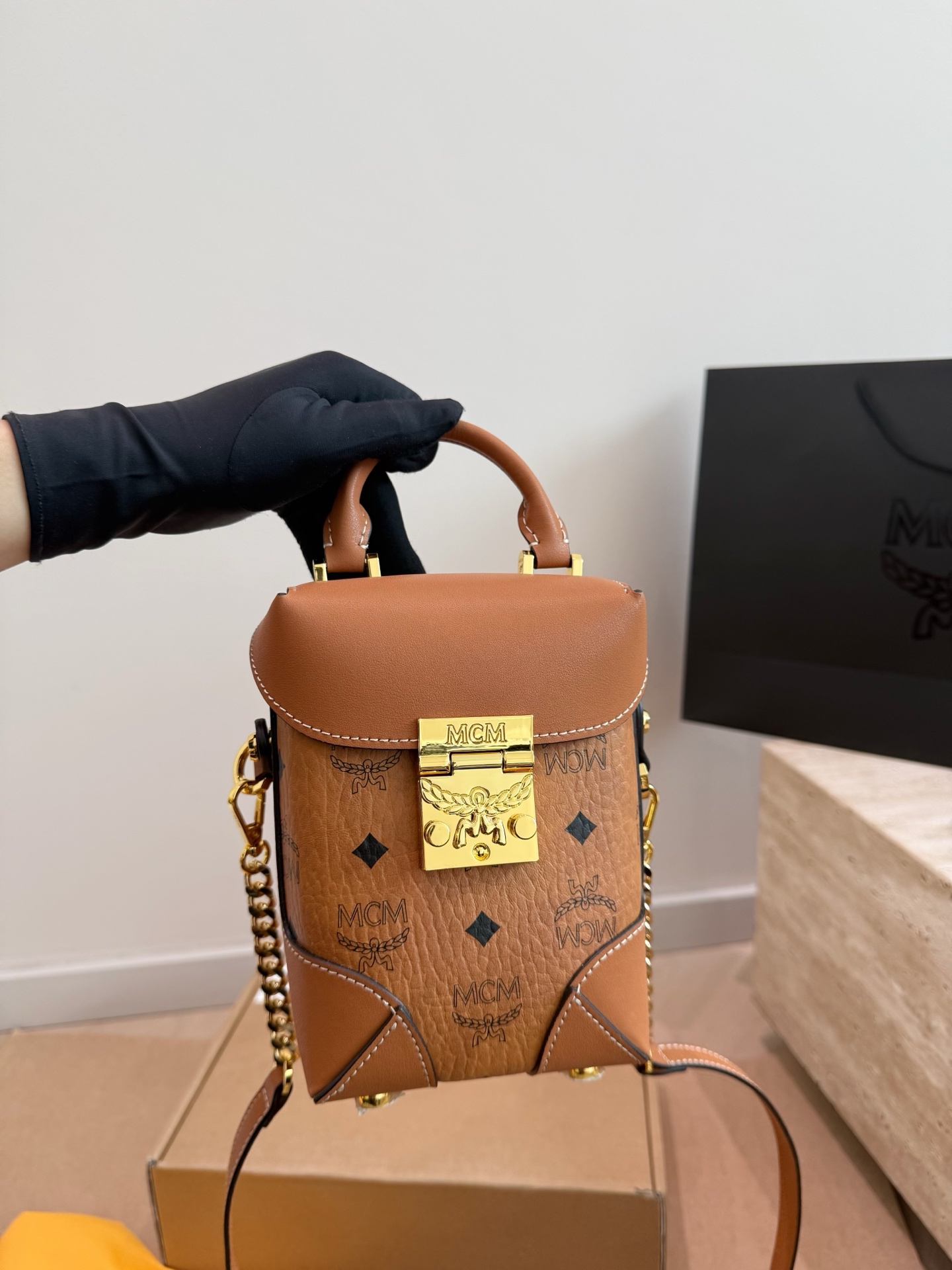 P175 MCM | Aren bolso de papas fritas, también añade un plus a los atuendos de otoño e invierno, este bolso para teléfo…