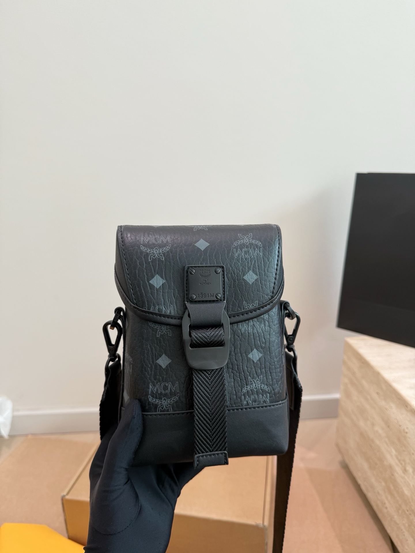 P160 con caja de regalo MCM | Aren bolso de papas fritas, este color divino es clásico y resistente, versátil y elegant…