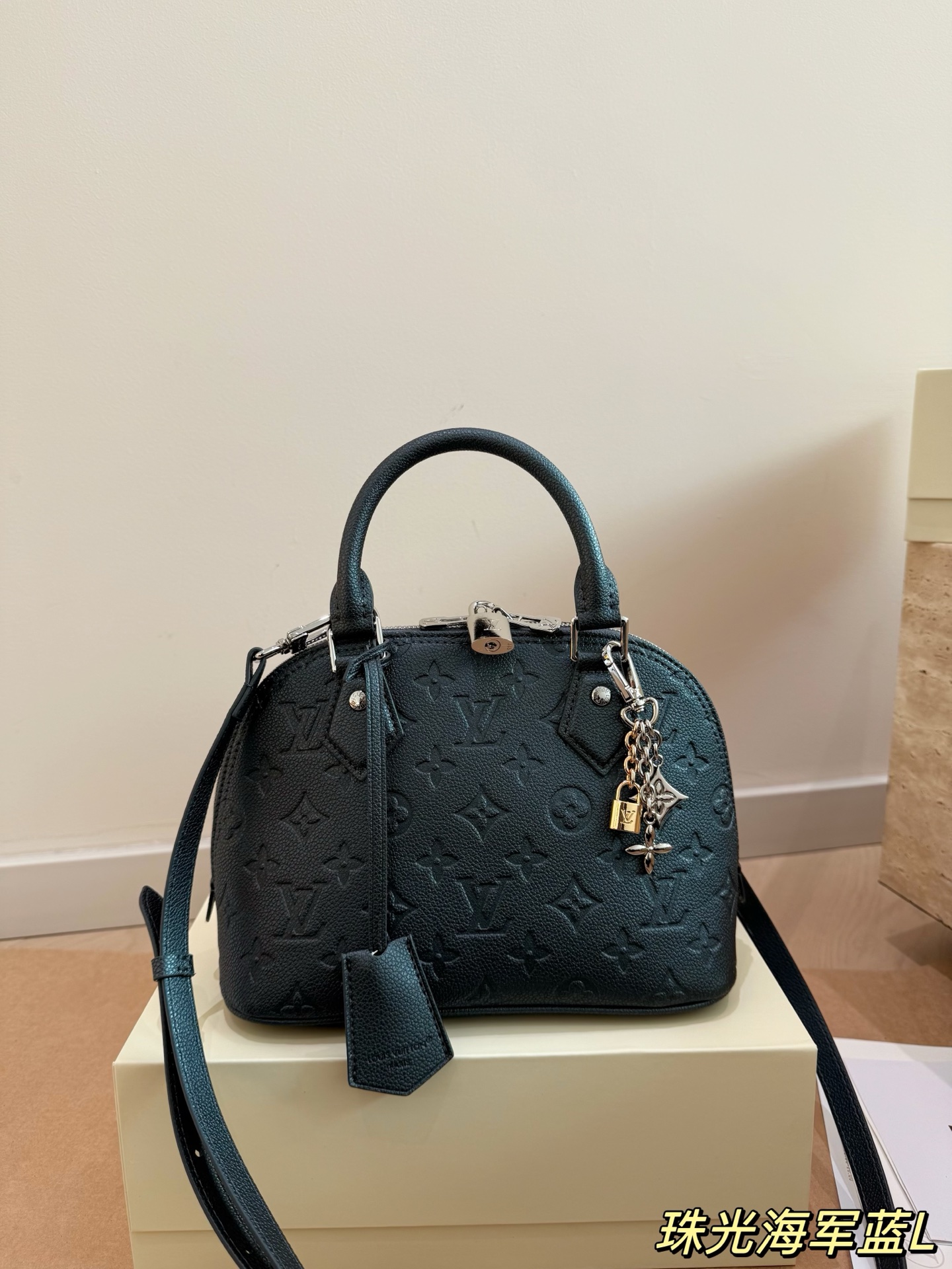 P300 Pearlescent Navy Blue | | Size: 24 18cm | Lv Alma Shell Bag | Restrained Deep Tasty | This Versatile Classic Handbag | Still Very Popular In Modern Times | Comes With A Gift Box
