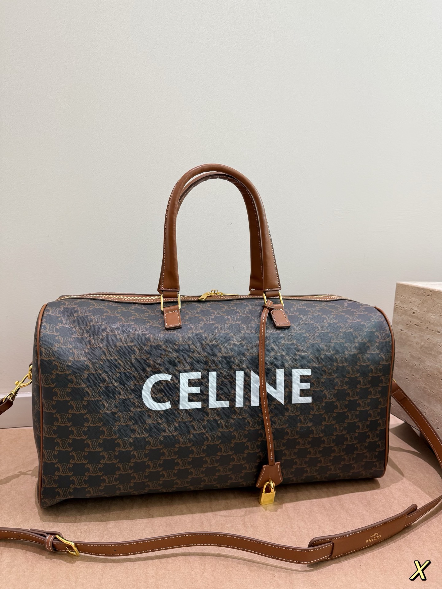 P255 | Celine Arc De Triomphe Presbyopic Travel Bag | Celine Arc De Triomphe Presbyopic Travel Bag, Classic Arc De Triomphe Pattern + Fabric And Leather, Retro And Durable The Medium Size Is 50 × 24 × 21cm, Which Is Very Practical For Short Trips, Fitness, And Commuting. Hand-held + Adjustable Shoulder Strap, You Can Switch Between Hand-carrying And Cross-body Carrying. It Has A Large Capacity And Can Easily Hold Clothes And Sports Equipment. It Can Be Carried By Both Men And Women. It Is Fashionable And Versatile