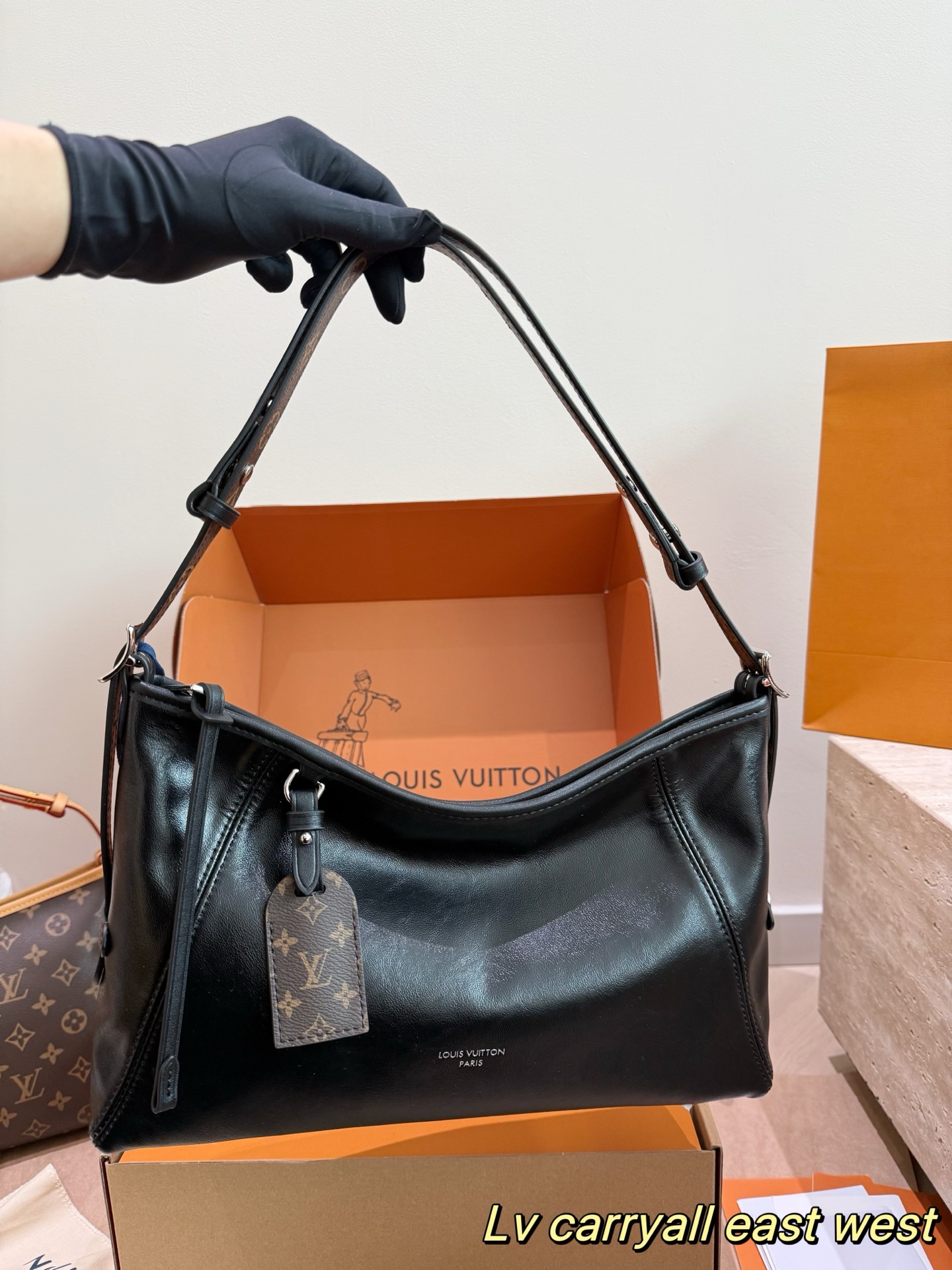 P315 Comes With Box | | Size: 34 20cm | The Horizontal Version Of The Carryall Seems Quite Cute | The Carryall Can Be Considered One Of Lv’s Leading Ladies, | “Simple And Practical” Is Its Label. , | It Retains Its "Practical" Characteristics And Adds A Sense Of "Fashion" | The Short Shoulder Strap Can Be Used On One Shoulder Or Under The Armpit, Making It A Fashionable And Sophisticated Matching Tool. It Can Be Worn Cross-body After Being Simply Adjusted To Length, Making It Seem Like It Can Be Worn By Brick-carrying People Again.