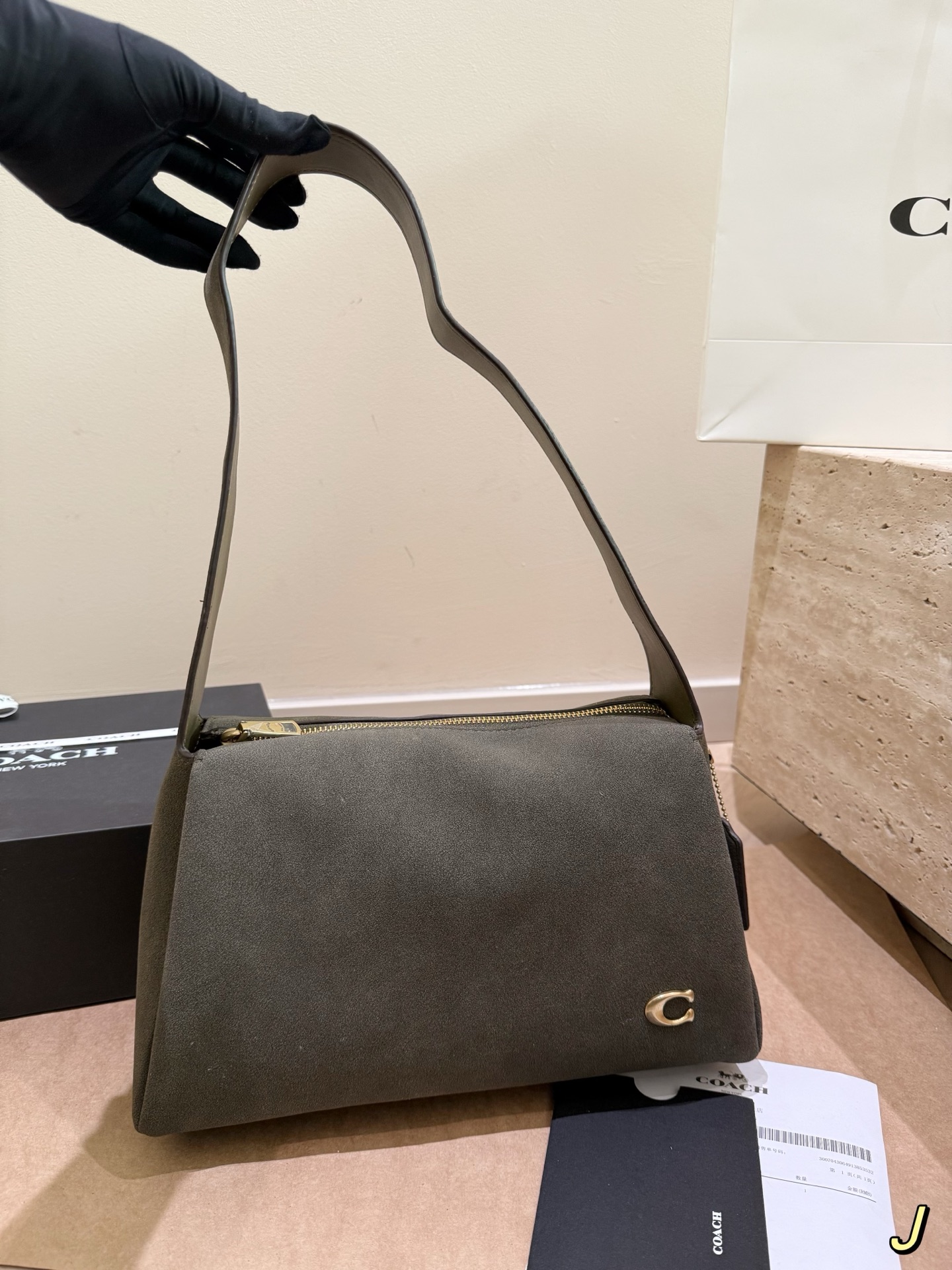 Con caja de avión, bolso de axila Coach Lola, un bolso que también hará latir el corazón de las oficinistas 👜✨ diseño …