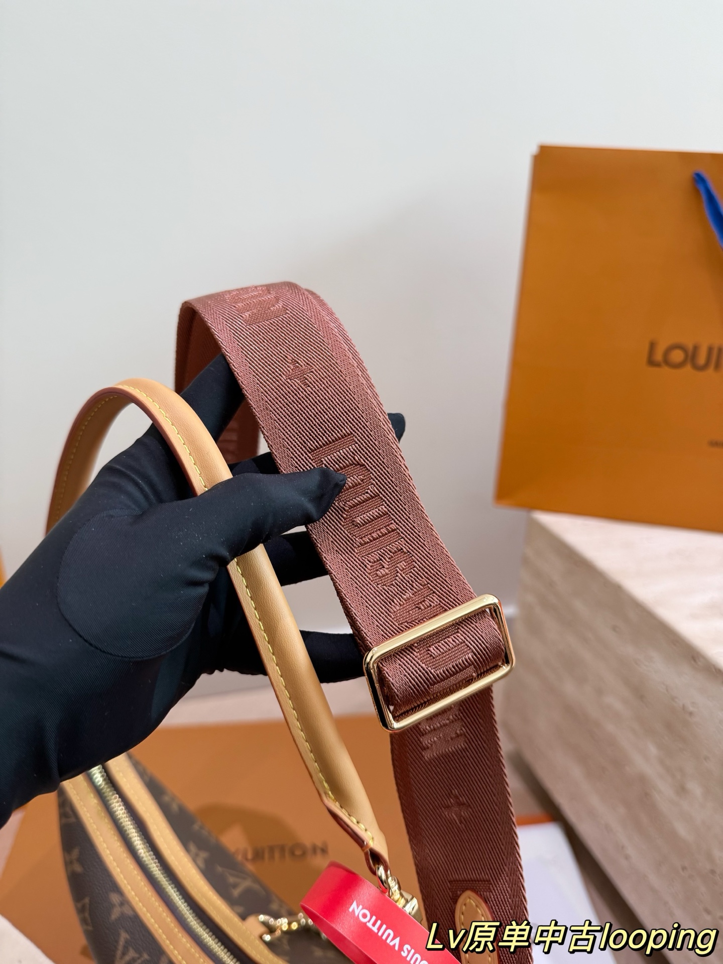 P285 配飞机盒折叠盒子 Lv月亮包
LV新款宽肩带是救过LV的命吗???
新款月亮包比起老款略胜一筹，新款改良了下不好单手拉拉链弧度，新款会成为下一个爆款!
尺寸：28 16