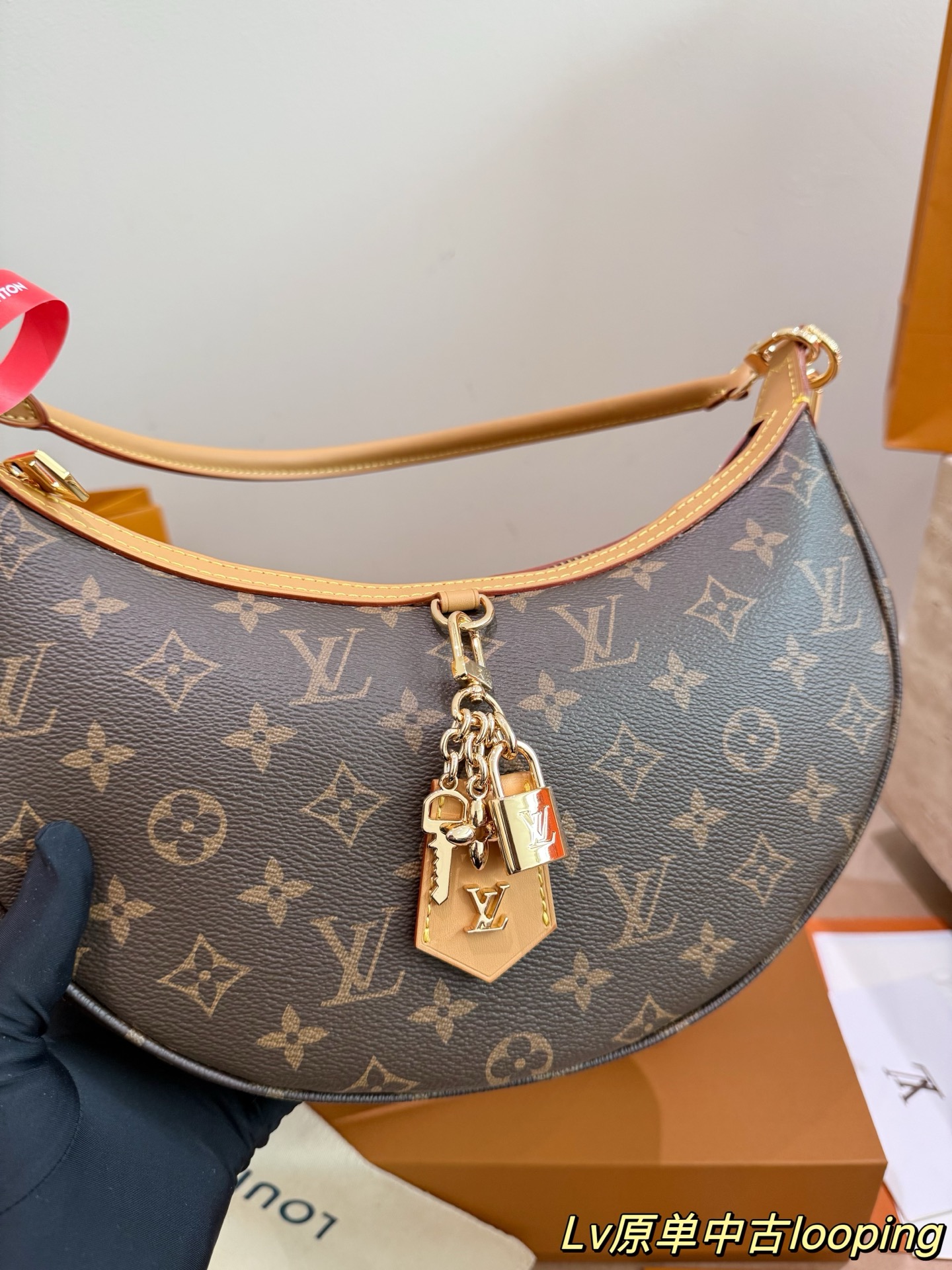 P285 配飞机盒折叠盒子 Lv月亮包
LV新款宽肩带是救过LV的命吗???
新款月亮包比起老款略胜一筹，新款改良了下不好单手拉拉链弧度，新款会成为下一个爆款!
尺寸：28 16