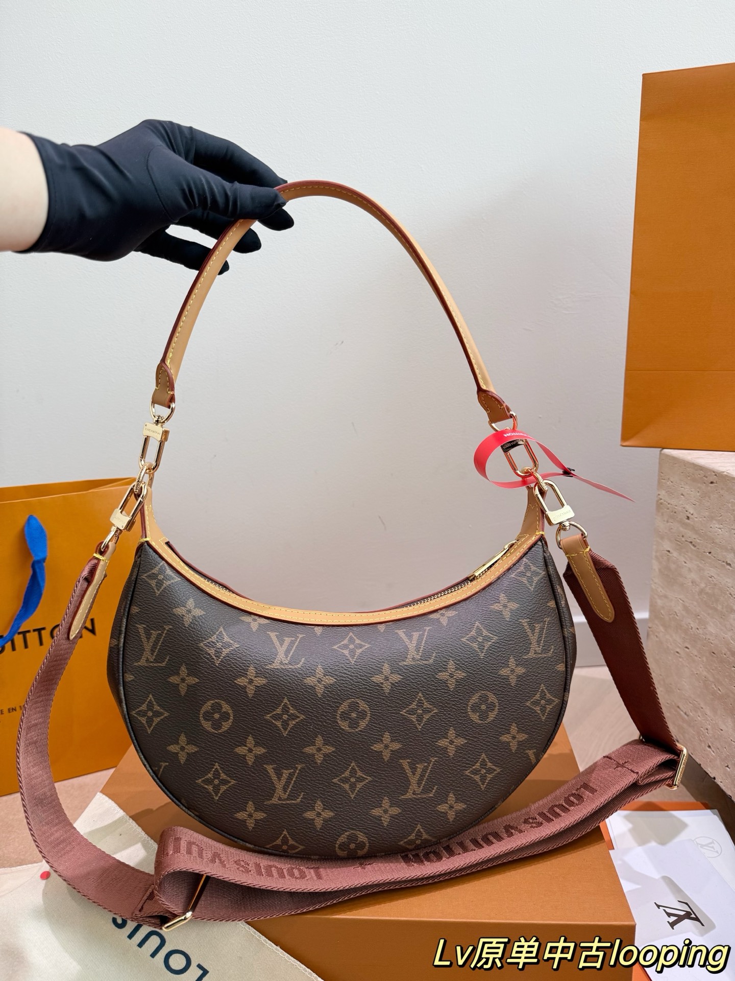 P285 配飞机盒折叠盒子 Lv月亮包
LV新款宽肩带是救过LV的命吗???
新款月亮包比起老款略胜一筹，新款改良了下不好单手拉拉链弧度，新款会成为下一个爆款!
尺寸：28 16