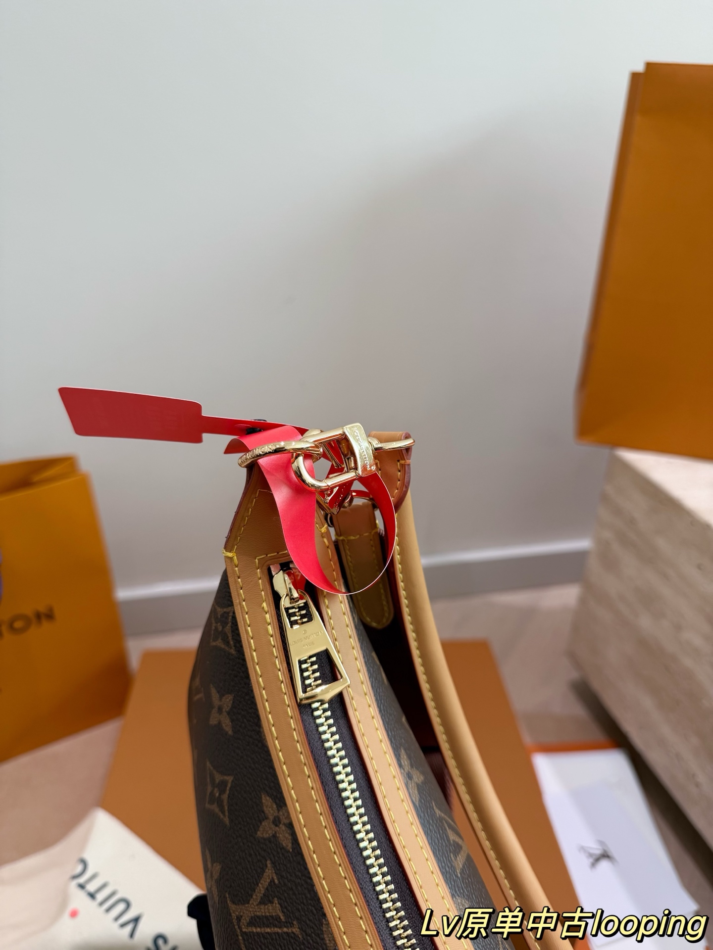 P285 配飞机盒折叠盒子 Lv月亮包
LV新款宽肩带是救过LV的命吗???
新款月亮包比起老款略胜一筹，新款改良了下不好单手拉拉链弧度，新款会成为下一个爆款!
尺寸：28 16