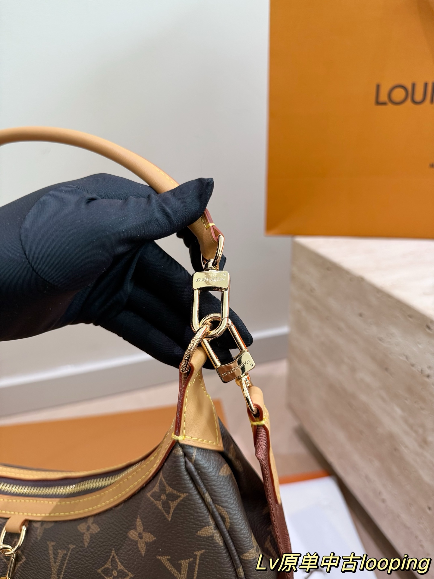 P285 配飞机盒折叠盒子 Lv月亮包
LV新款宽肩带是救过LV的命吗???
新款月亮包比起老款略胜一筹，新款改良了下不好单手拉拉链弧度，新款会成为下一个爆款!
尺寸：28 16