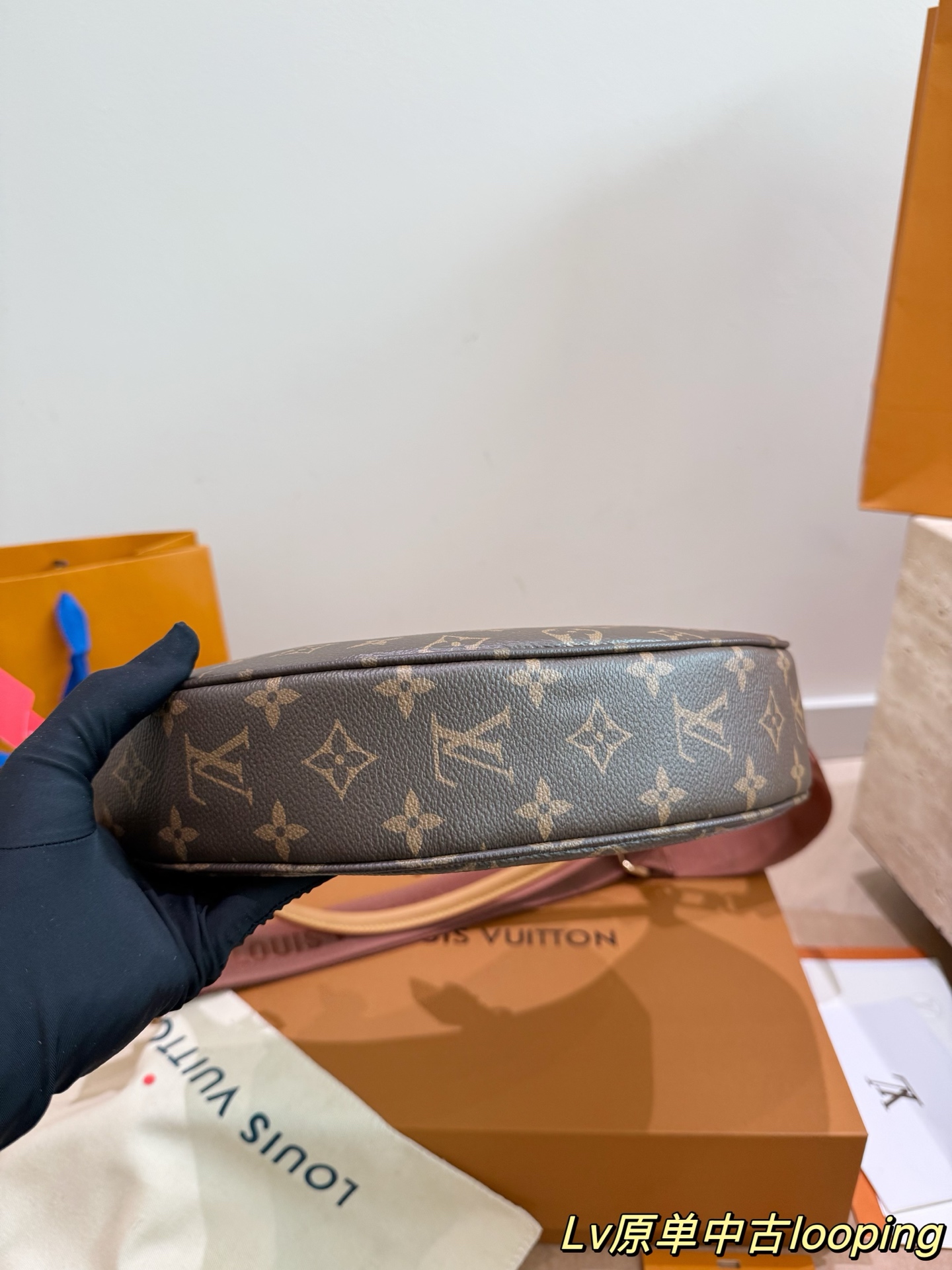 P285 配飞机盒折叠盒子 Lv月亮包
LV新款宽肩带是救过LV的命吗???
新款月亮包比起老款略胜一筹，新款改良了下不好单手拉拉链弧度，新款会成为下一个爆款!
尺寸：28 16