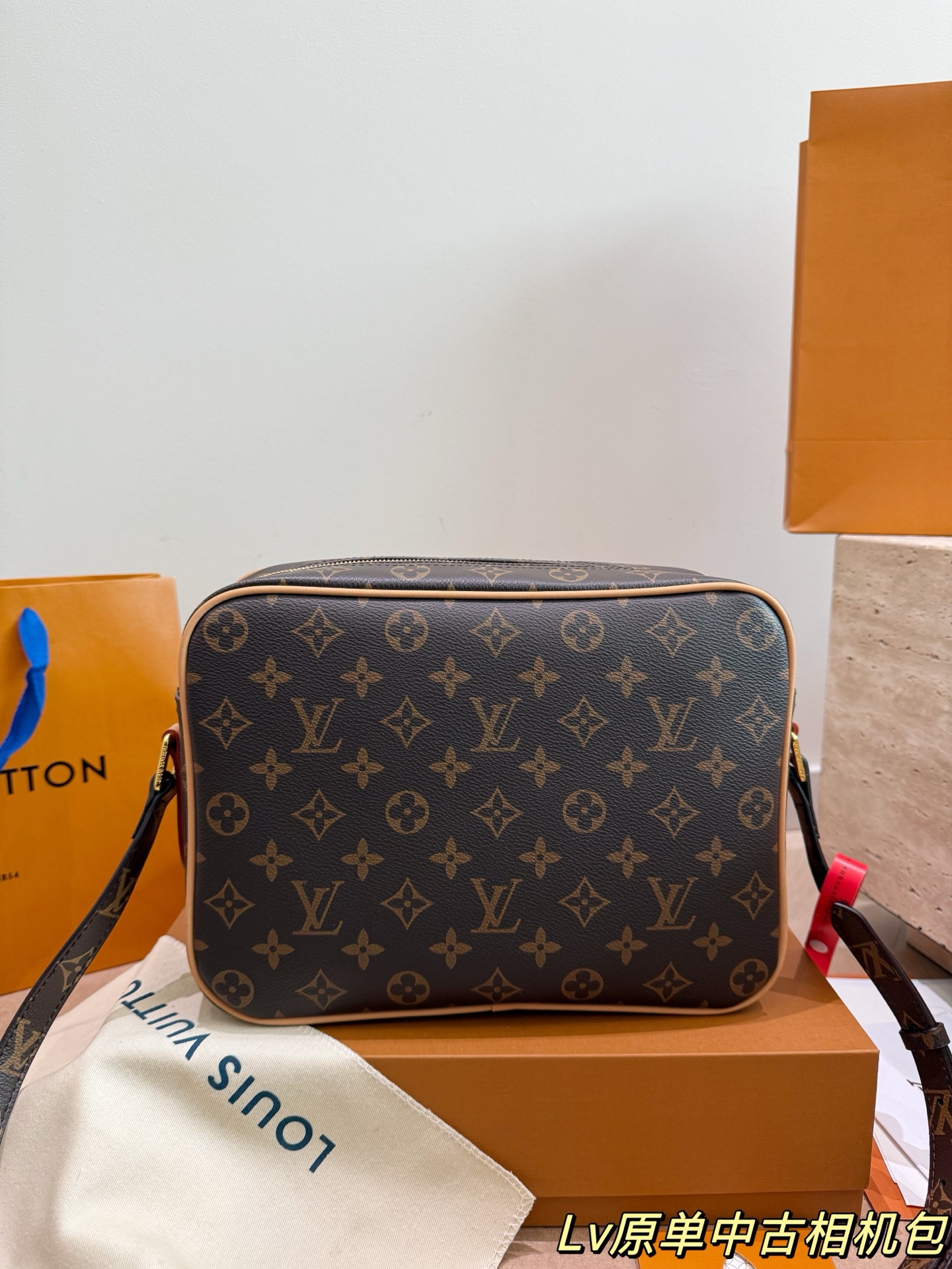 P235折叠盒
LV 双层相机包
不挑性别 不挑年龄 不挑搭配
肩带可调节 身高也不是问题！
双层设计容量很大非常实用
包身自重也是轻巧的不笨重
复古简约的设计 潮流百搭款
一定会成为出门必背款包包！
尺寸26.19