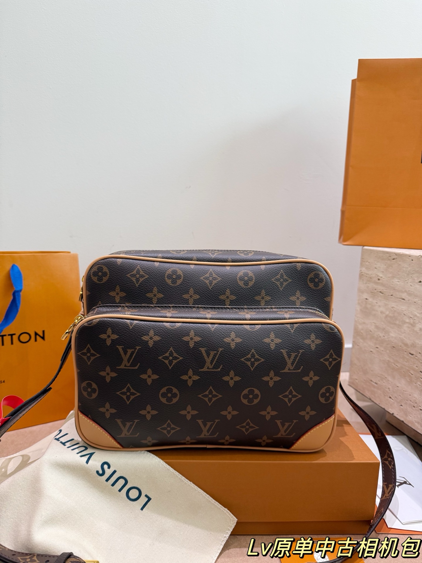 P235折叠盒
LV 双层相机包
不挑性别 不挑年龄 不挑搭配
肩带可调节 身高也不是问题！
双层设计容量很大非常实用
包身自重也是轻巧的不笨重
复古简约的设计 潮流百搭款
一定会成为出门必背款包包！
尺寸26.19