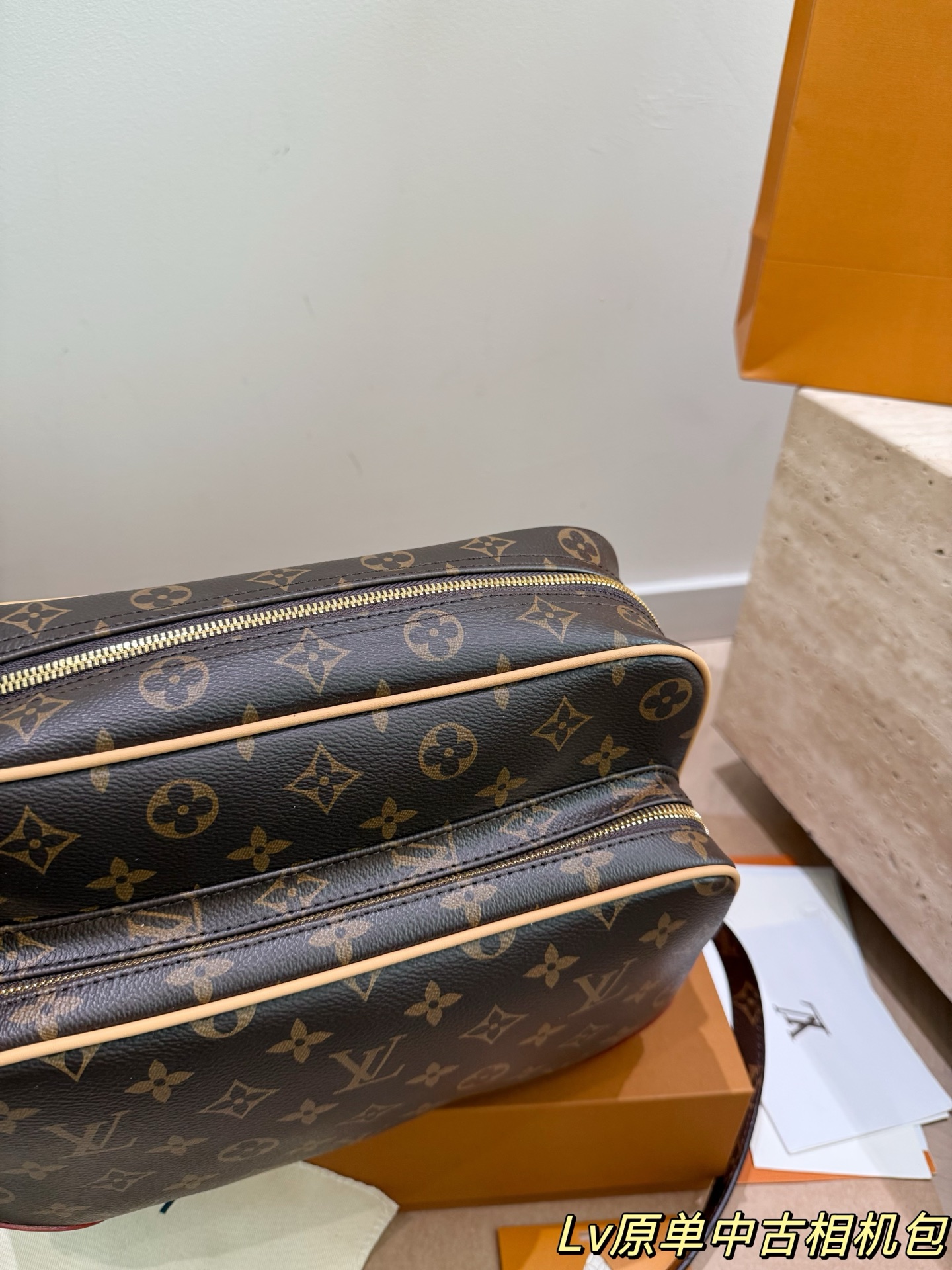 P235折叠盒
LV 双层相机包
不挑性别 不挑年龄 不挑搭配
肩带可调节 身高也不是问题！
双层设计容量很大非常实用
包身自重也是轻巧的不笨重
复古简约的设计 潮流百搭款
一定会成为出门必背款包包！
尺寸26.19