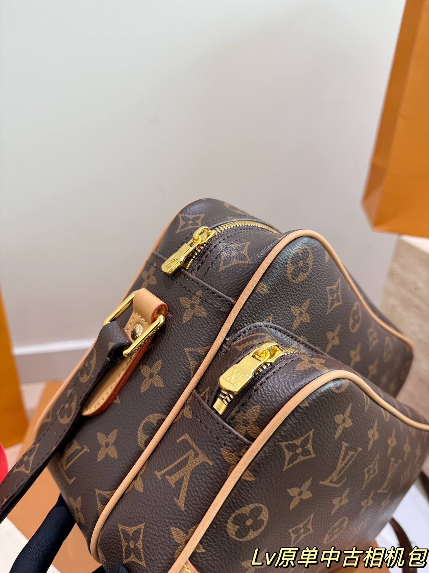 P235折叠盒
LV 双层相机包
不挑性别 不挑年龄 不挑搭配
肩带可调节 身高也不是问题！
双层设计容量很大非常实用
包身自重也是轻巧的不笨重
复古简约的设计 潮流百搭款
一定会成为出门必背款包包！
尺寸26.19