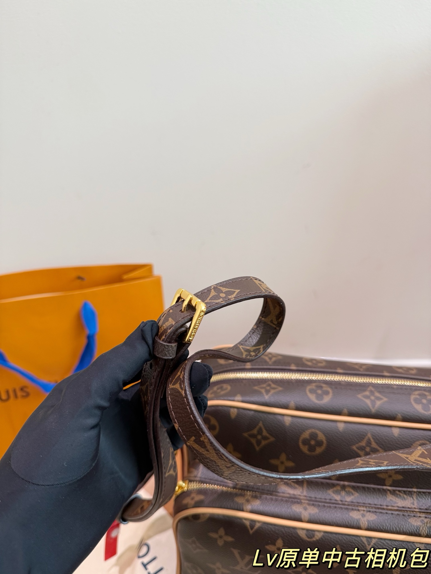 P235折叠盒
LV 双层相机包
不挑性别 不挑年龄 不挑搭配
肩带可调节 身高也不是问题！
双层设计容量很大非常实用
包身自重也是轻巧的不笨重
复古简约的设计 潮流百搭款
一定会成为出门必背款包包！
尺寸26.19