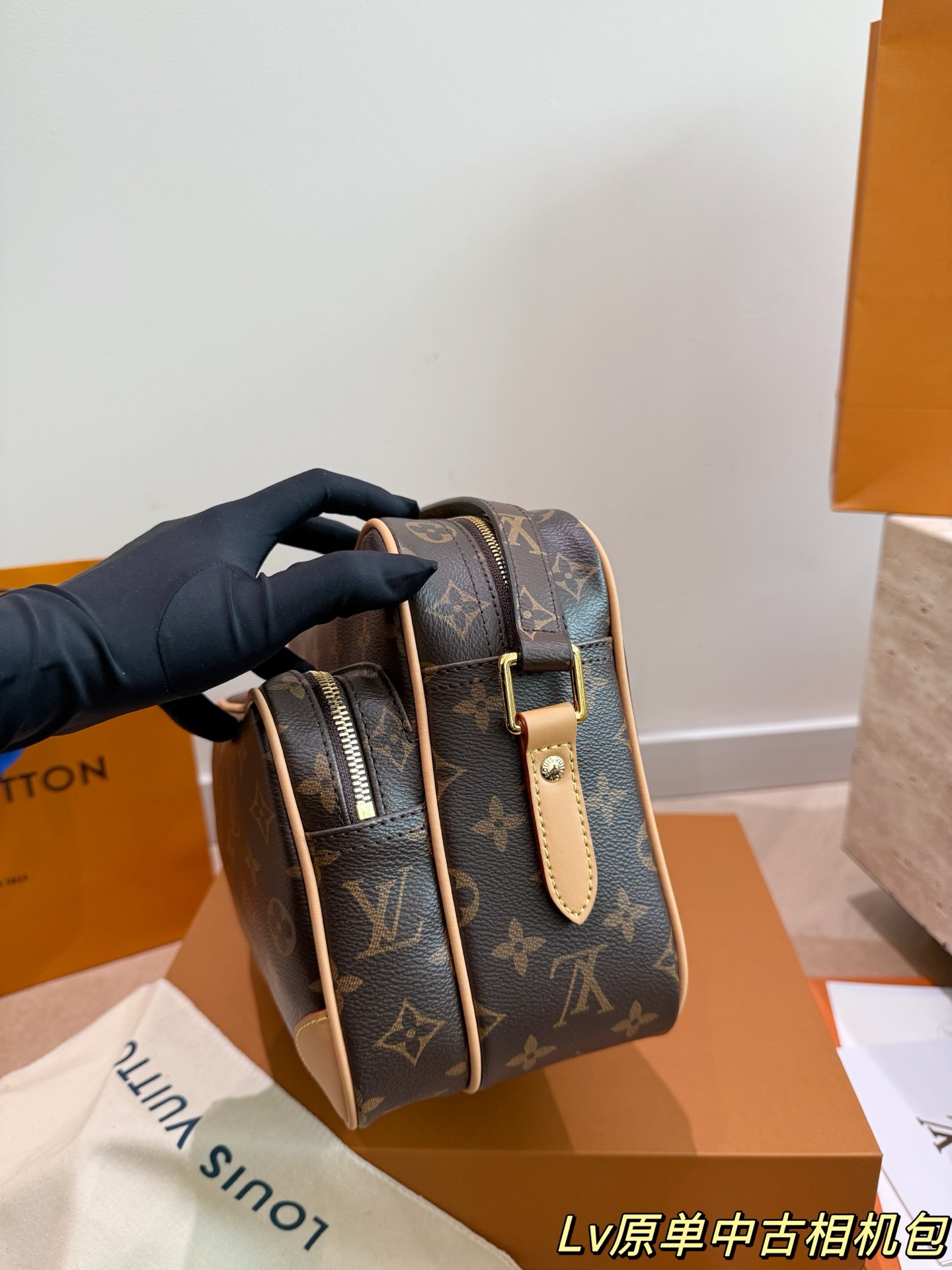 P235折叠盒
LV 双层相机包
不挑性别 不挑年龄 不挑搭配
肩带可调节 身高也不是问题！
双层设计容量很大非常实用
包身自重也是轻巧的不笨重
复古简约的设计 潮流百搭款
一定会成为出门必背款包包！
尺寸26.19