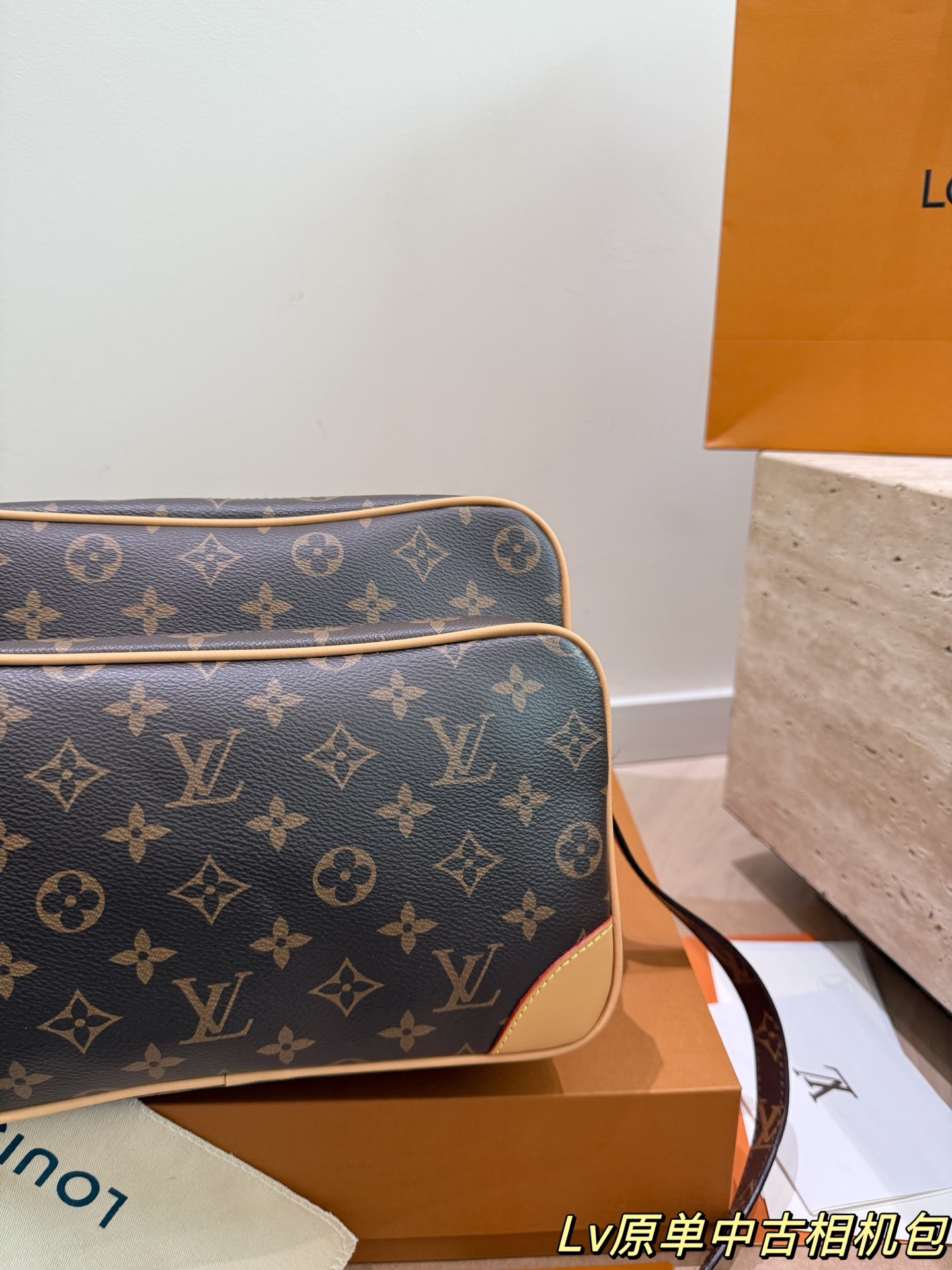 P235折叠盒
LV 双层相机包
不挑性别 不挑年龄 不挑搭配
肩带可调节 身高也不是问题！
双层设计容量很大非常实用
包身自重也是轻巧的不笨重
复古简约的设计 潮流百搭款
一定会成为出门必背款包包！
尺寸26.19