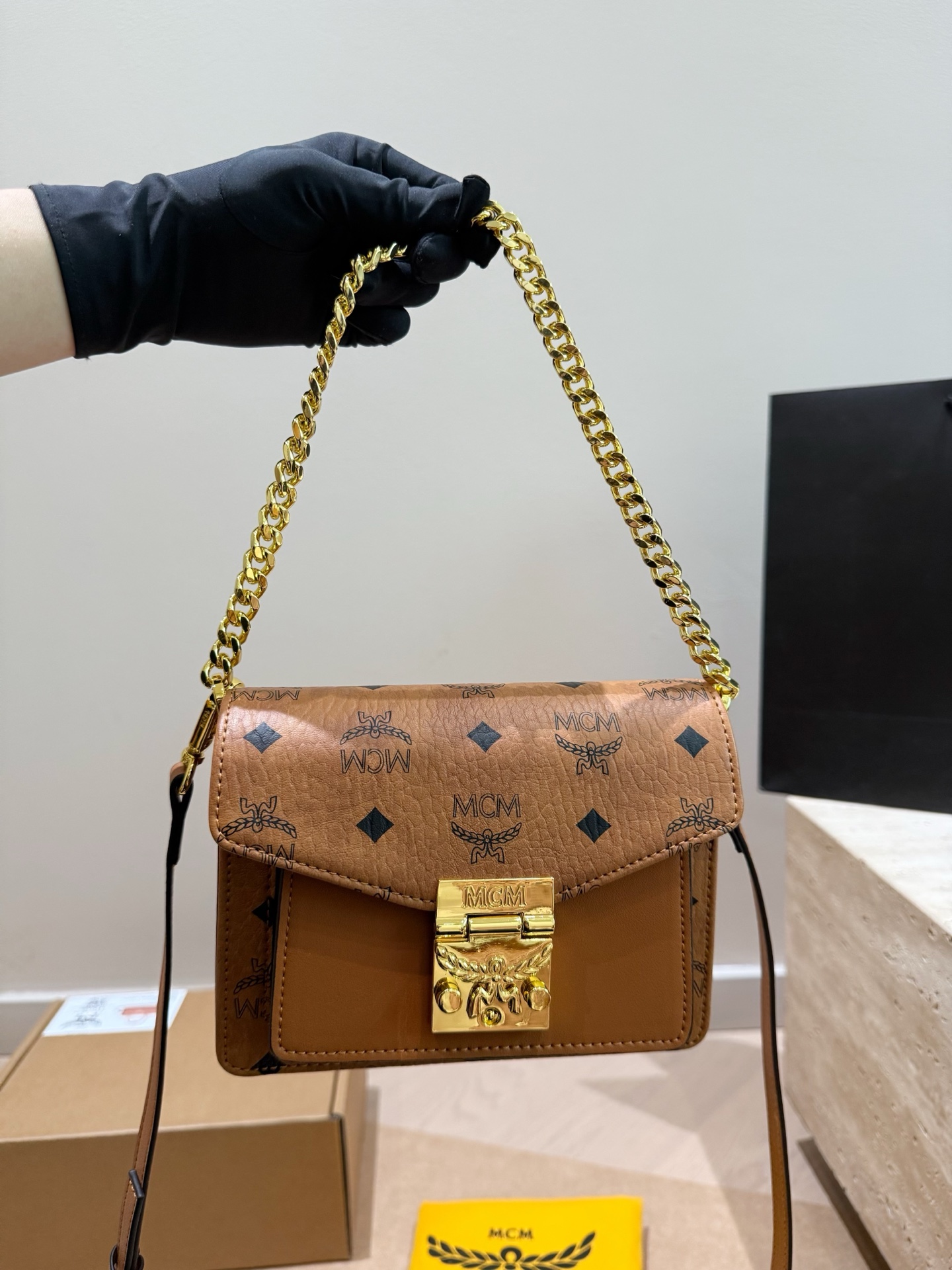 P175 caja de avión MCM bolso acordeón Patricia, lona recubierta Visetos color coñac + candado de laurel metálico, ¡retr…