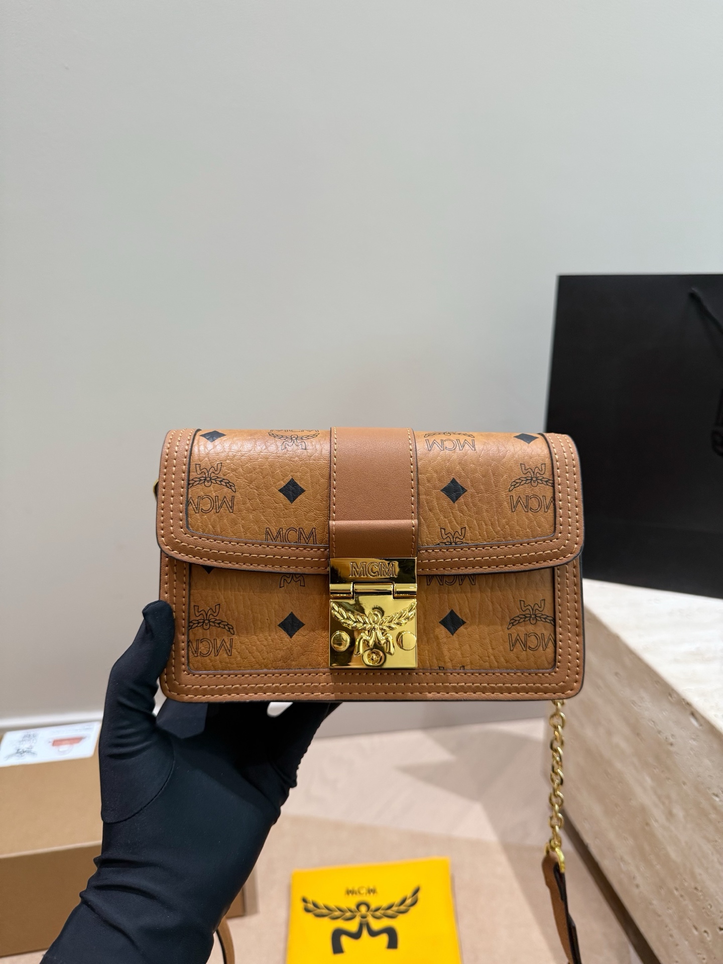 P155 caja de avión Mcm original, bolso pequeño de cadena, bolso cruzado Patricia, bolso de hombro, hecho de lona recubi…