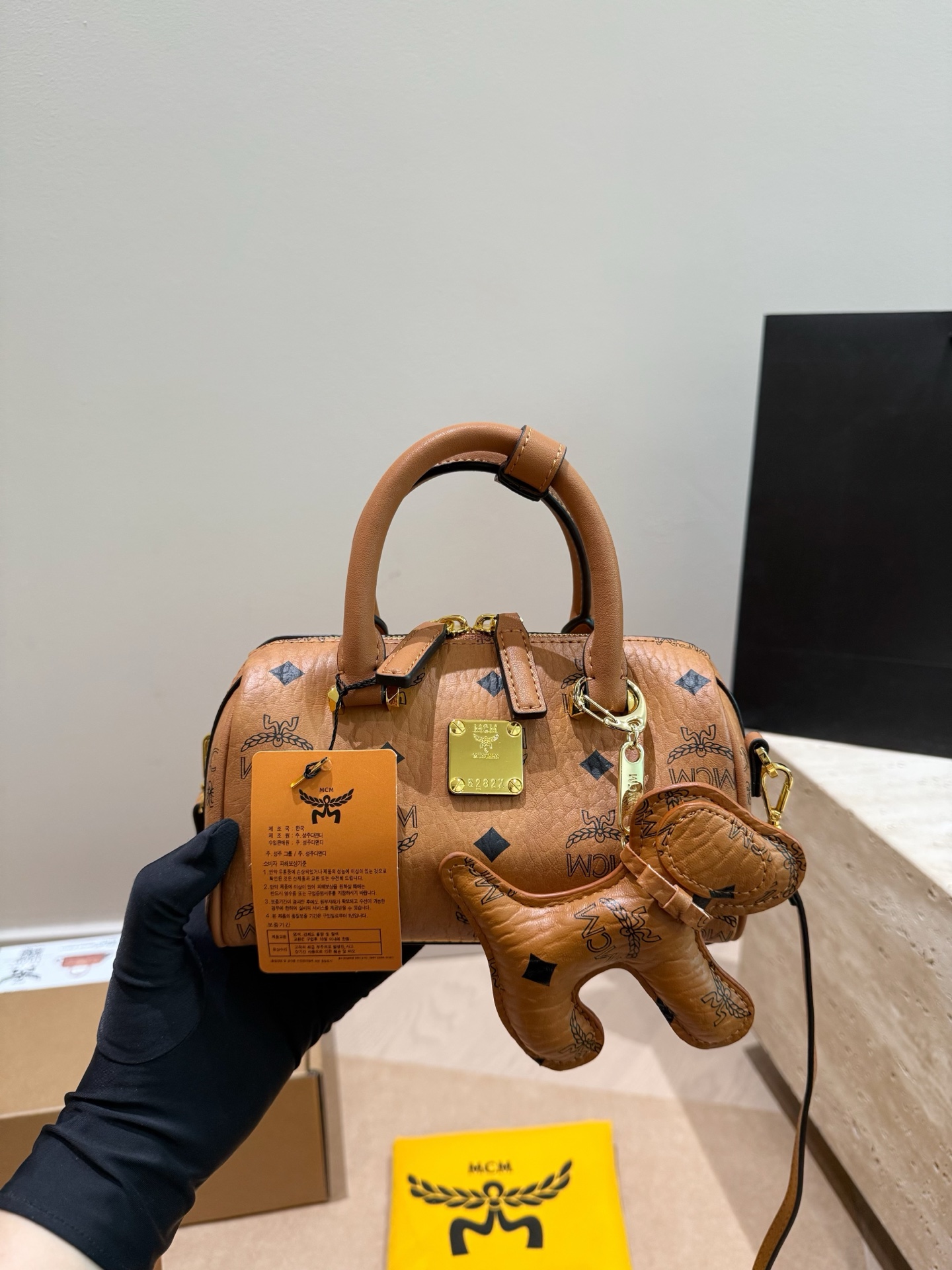 P155 con colgante de perrito, caja de avión MCM | Nueva Boston, pequeña, mini Boston, clásico estampado Visetos + lona …
