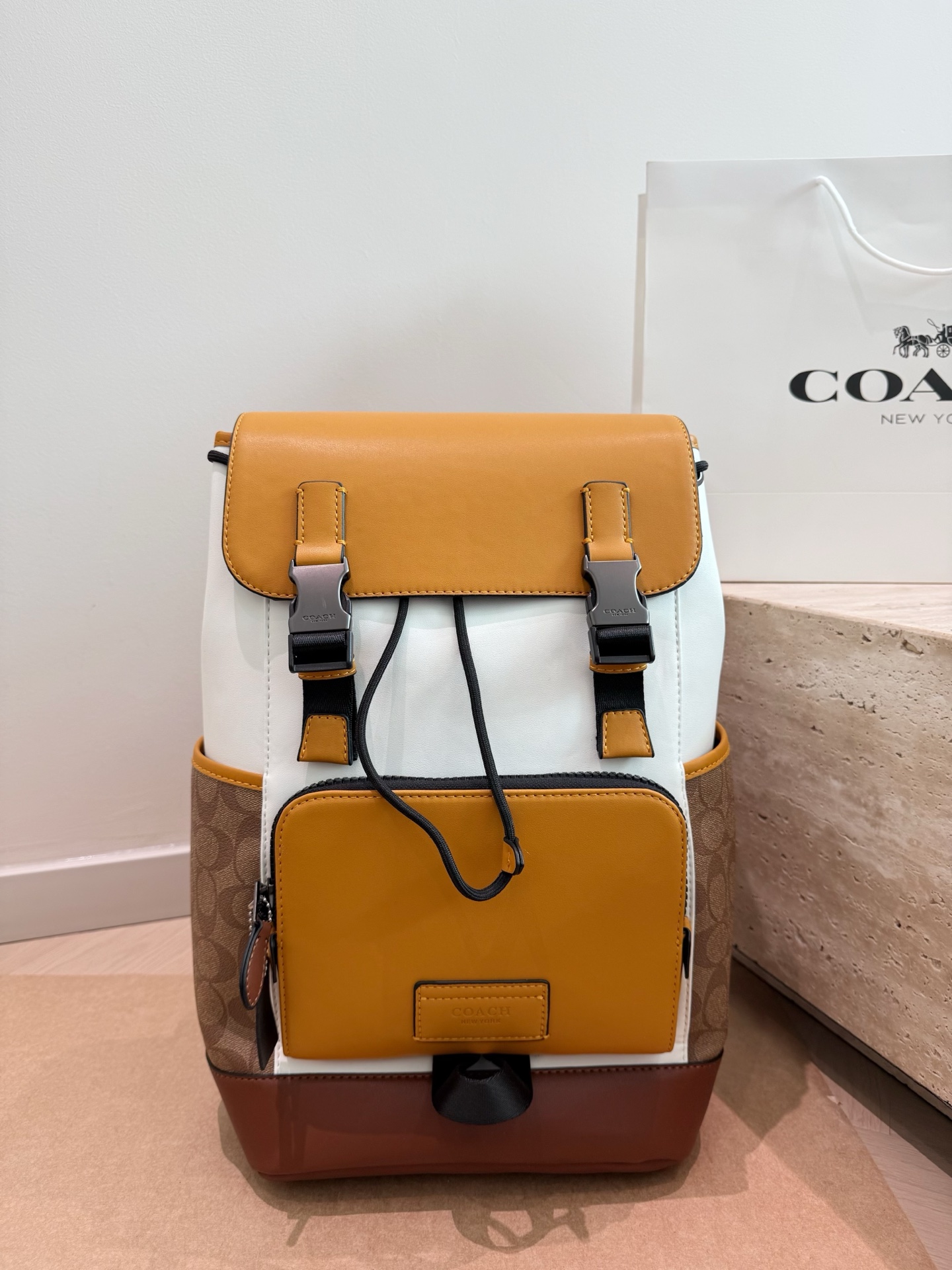 Coach TRACK solapa mochila Serie Coach TRACK solapa mochila, cuero negro + clásico estampado monograma combinado, simpl…