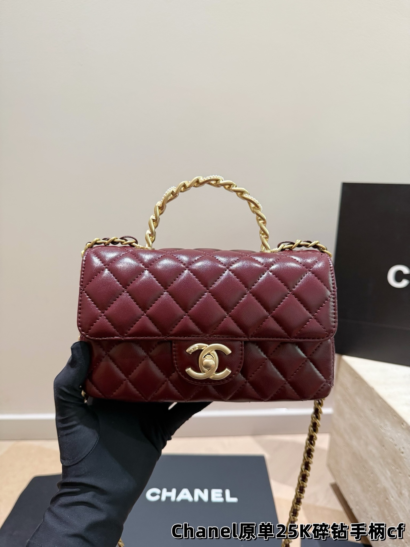 P263 Order, Complete Package | Chanel 25k Diamond Handle Mini Cf Chain Bag | I Haven’t Shared A Bag For A Long Time | This 25b Handle Mini Is An Upgraded Design Of The Classic. It Is Basically Equipped With A Leather Chain Handle, And Black Gold Sheepskin Directly Adds To The Sophistication | Still Delicate Sheepskin, Soft And Comfortable To The Touch, 🉑 Portable 🉑 Cross-body, Can Hold Mobile Phones And Some Daily Necessities, High Usage Rate, Looks Elegant And Intellectual To Fairies, It Is A Piece That Can Be Worn With Eyes Closed. Size 19 12