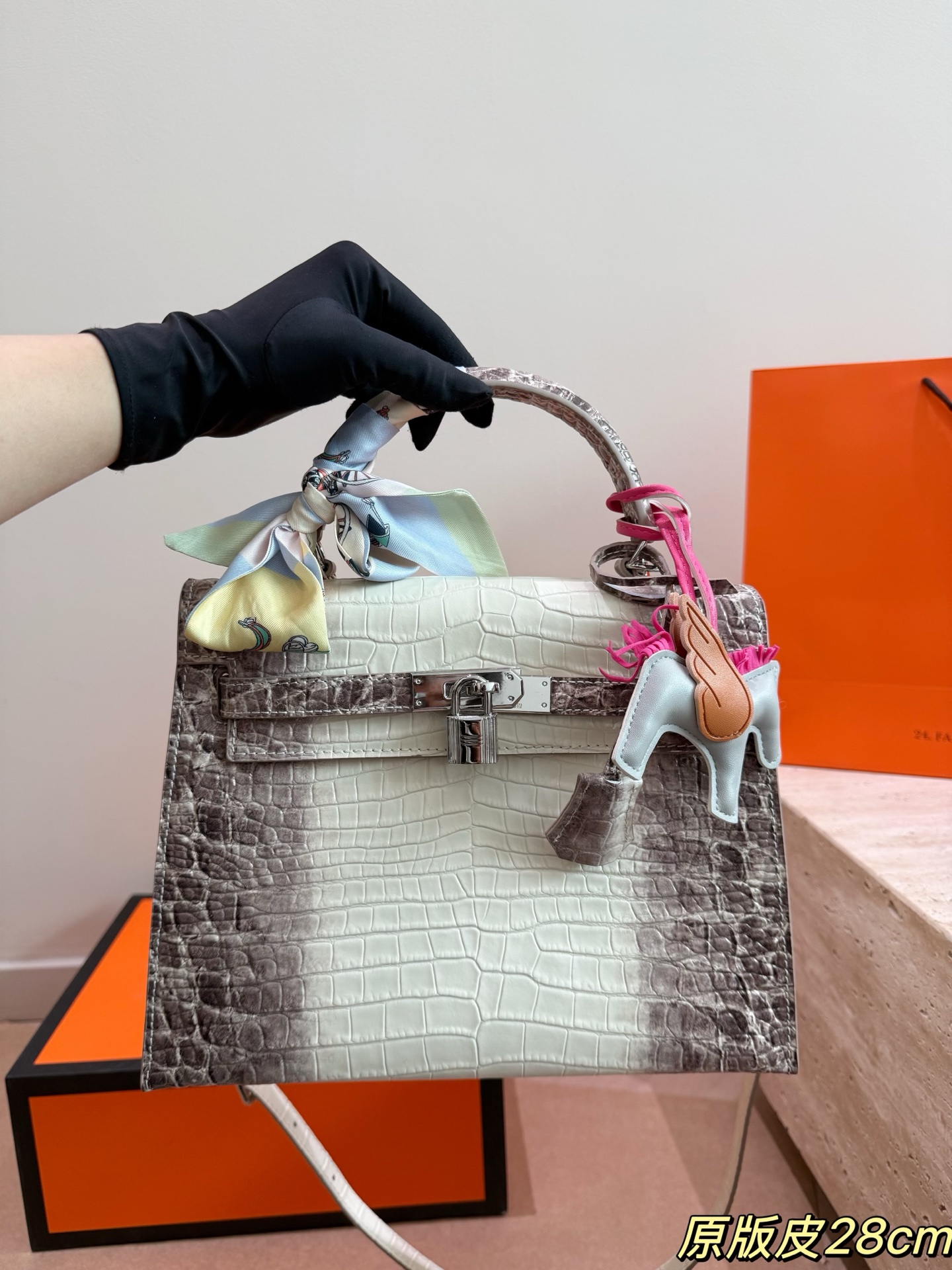 Hermes Kelly 28 White and gray crocodile-embossed 28cm shoulder everyday