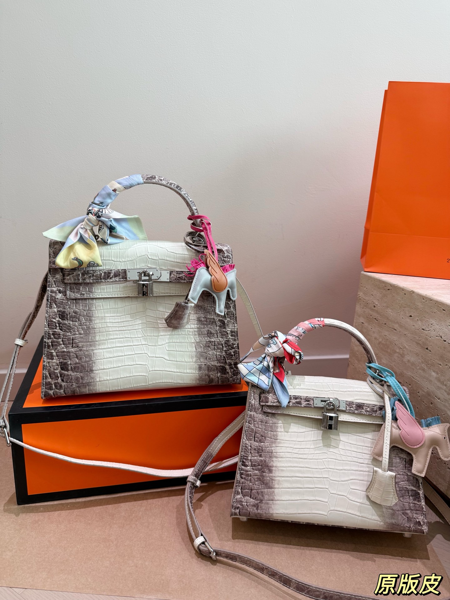 Hermes Kelly 28 White and gray crocodile-embossed 28cm shoulder everyday