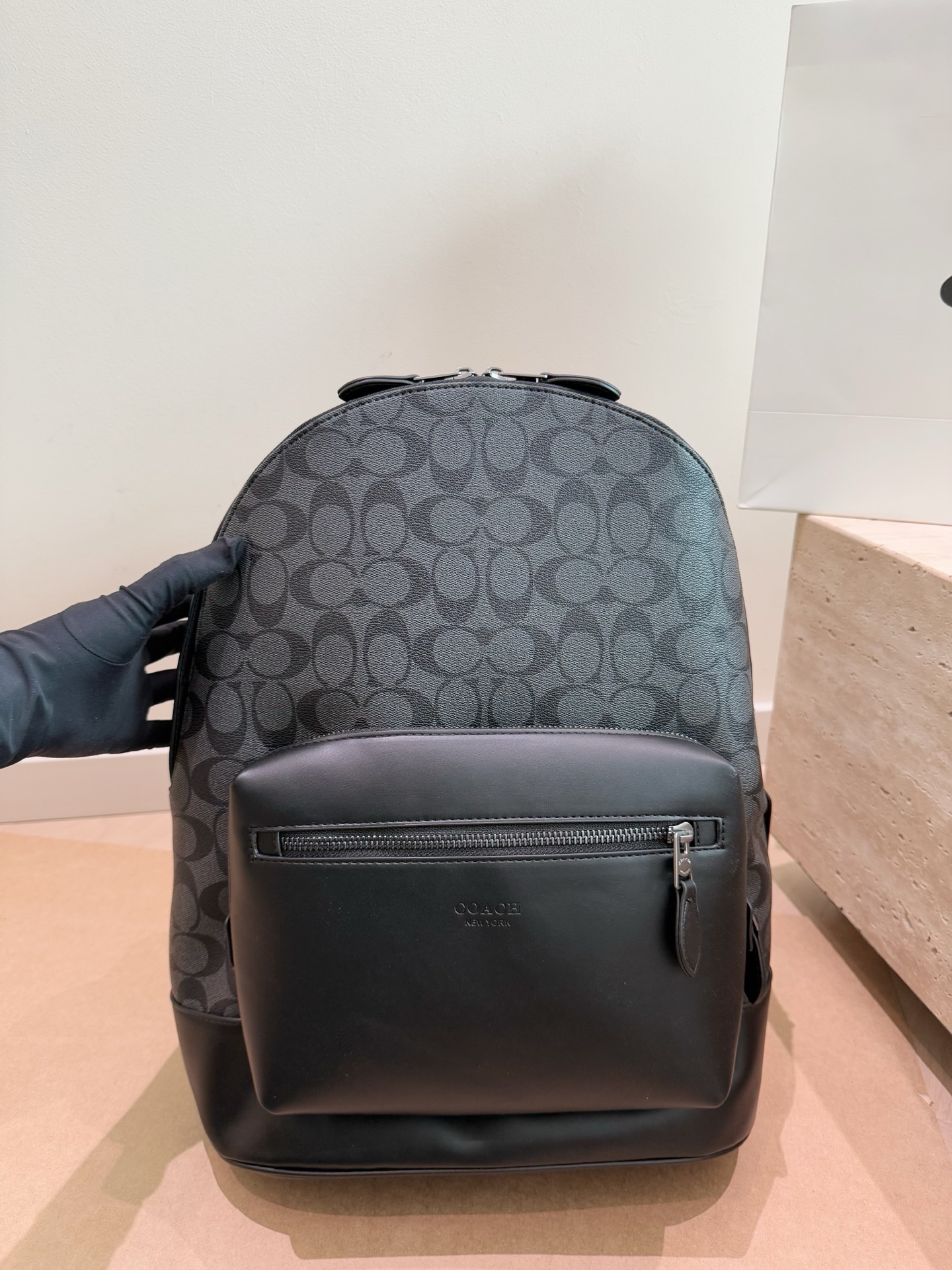 Mochila masculina Coach West, en cuero granulado negro de primera calidad. Esta serie de mochilas tiene un compartiment…