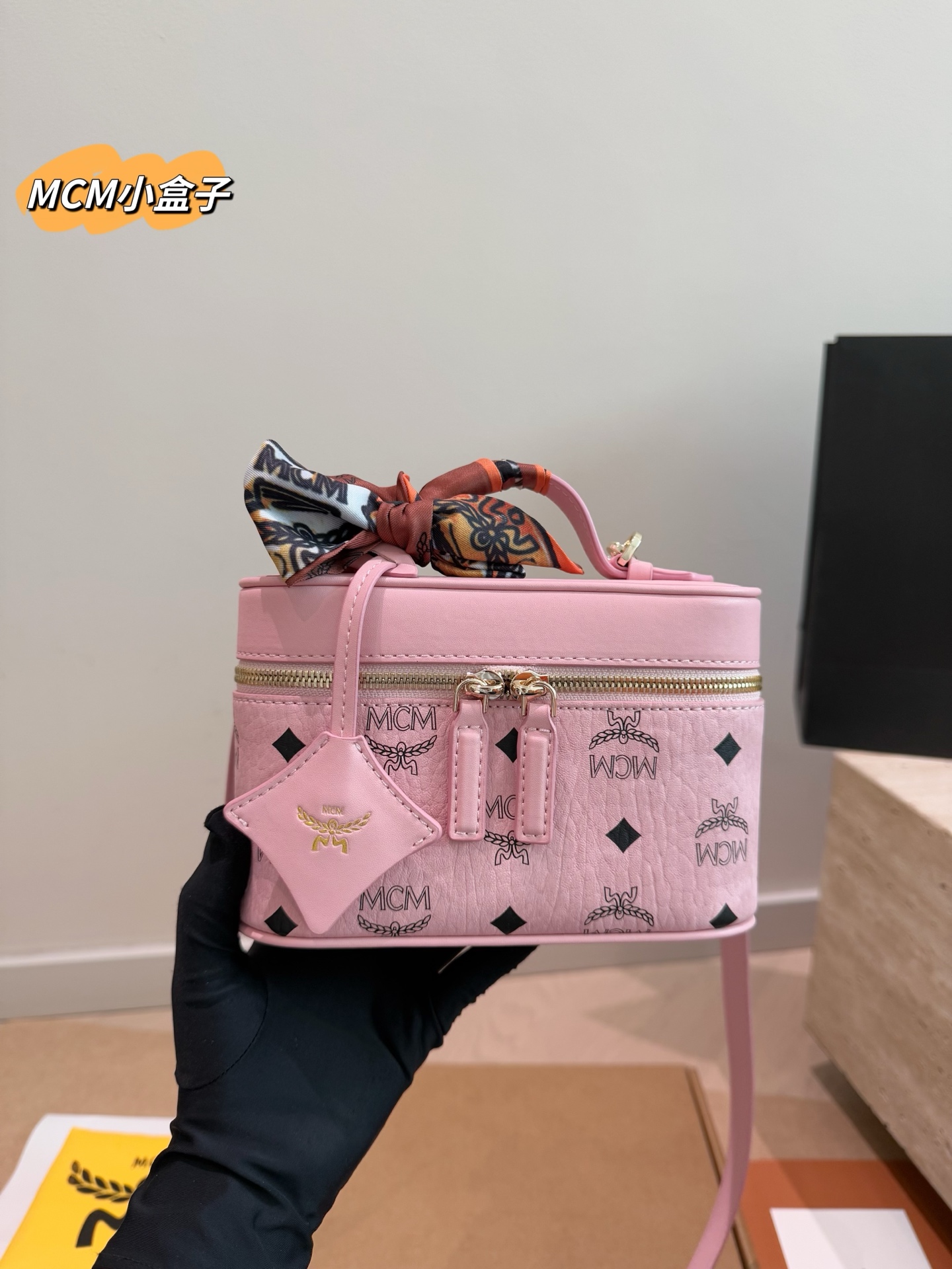 P160 mcm cajita, herrajes color té, clásico bolso M con cuero original, réplica muy clásica y versátil. Súper práctica,…