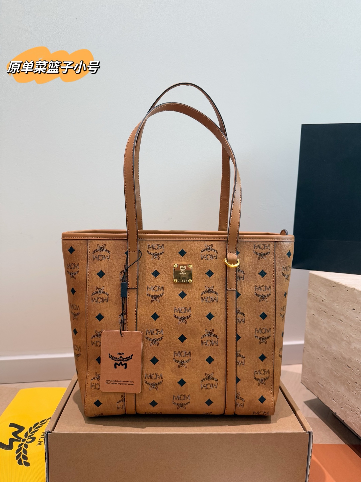 P180 MCM|菜篮子? 新增小号尺寸啦!拉链款托特包 新增尺寸!小号拉链款托特包。包型.上跟菜篮子差不多，但是无法斜挎背哦，它是单肩背或者手拎手提的托特包。容量很大，日常使用绰绰有余，文件资料或者小尺寸的电脑可以放下哦，实用百搭~26…