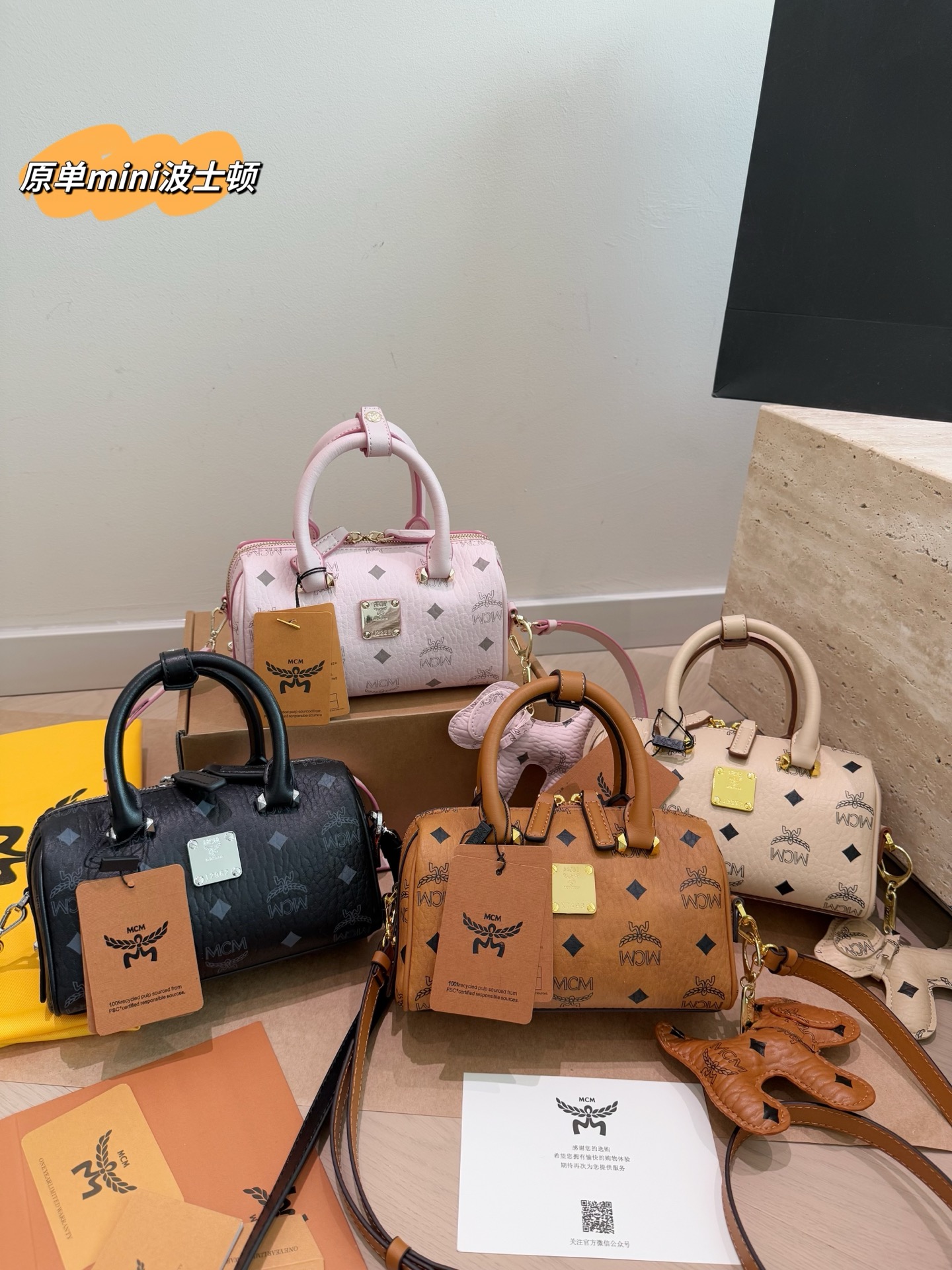 P160 原单 Mcm 原单茶金 Mini Nano 枕头包 MCM Ss21 Mini Nano 枕头包 可爱到爆炸 青岛原厂⚠️，可单肩，斜挎，手提，大小非常合适，搭配头层牛皮🐂，全方位对花，配上精致厚重的五金及日本玉米芽ykk拉链…